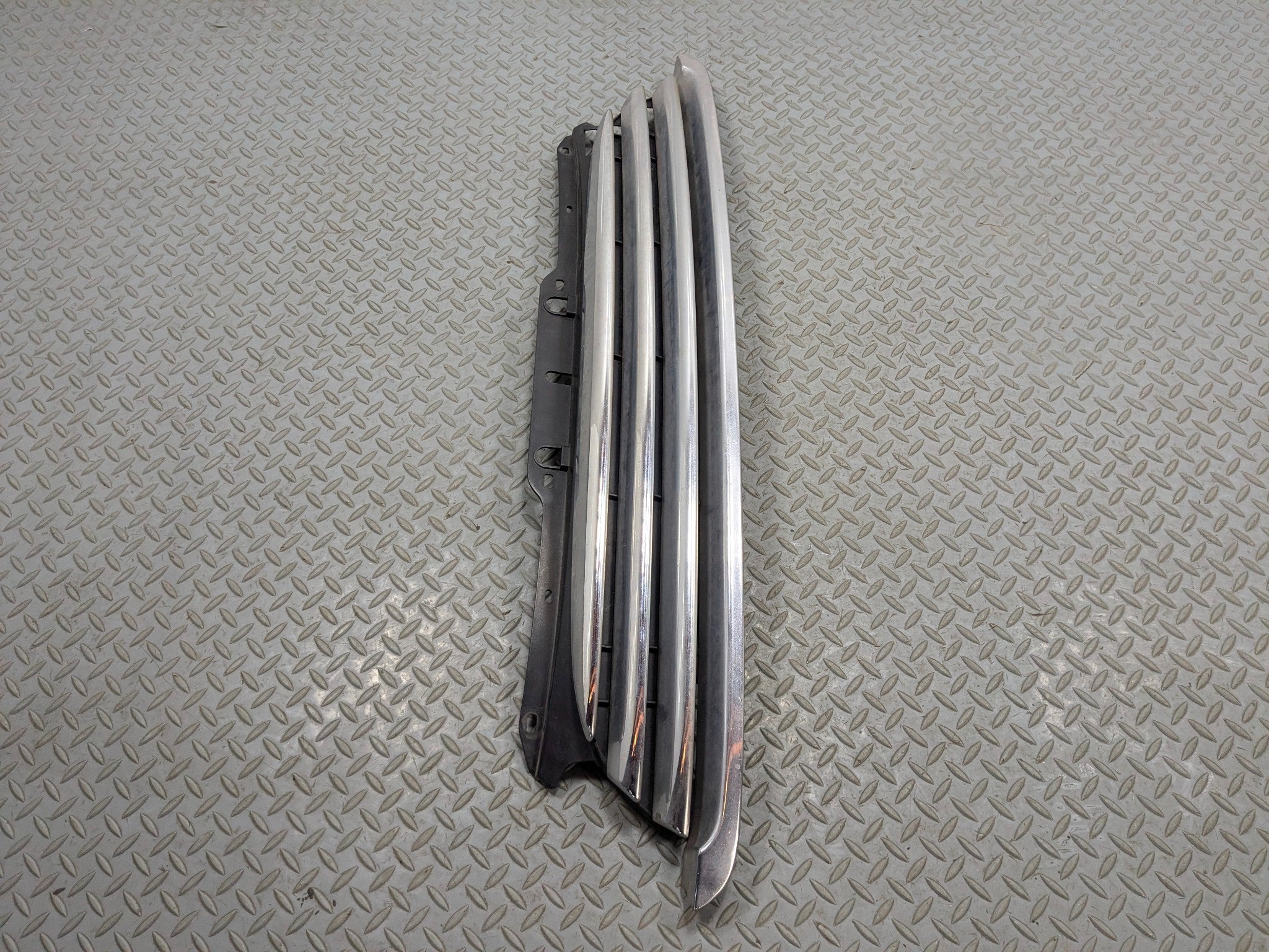 2010 - 2013 OEM MINI COOPER FRONT BUMPER MOUNTED UPPER GRILLE ASSEMBLY CHROME