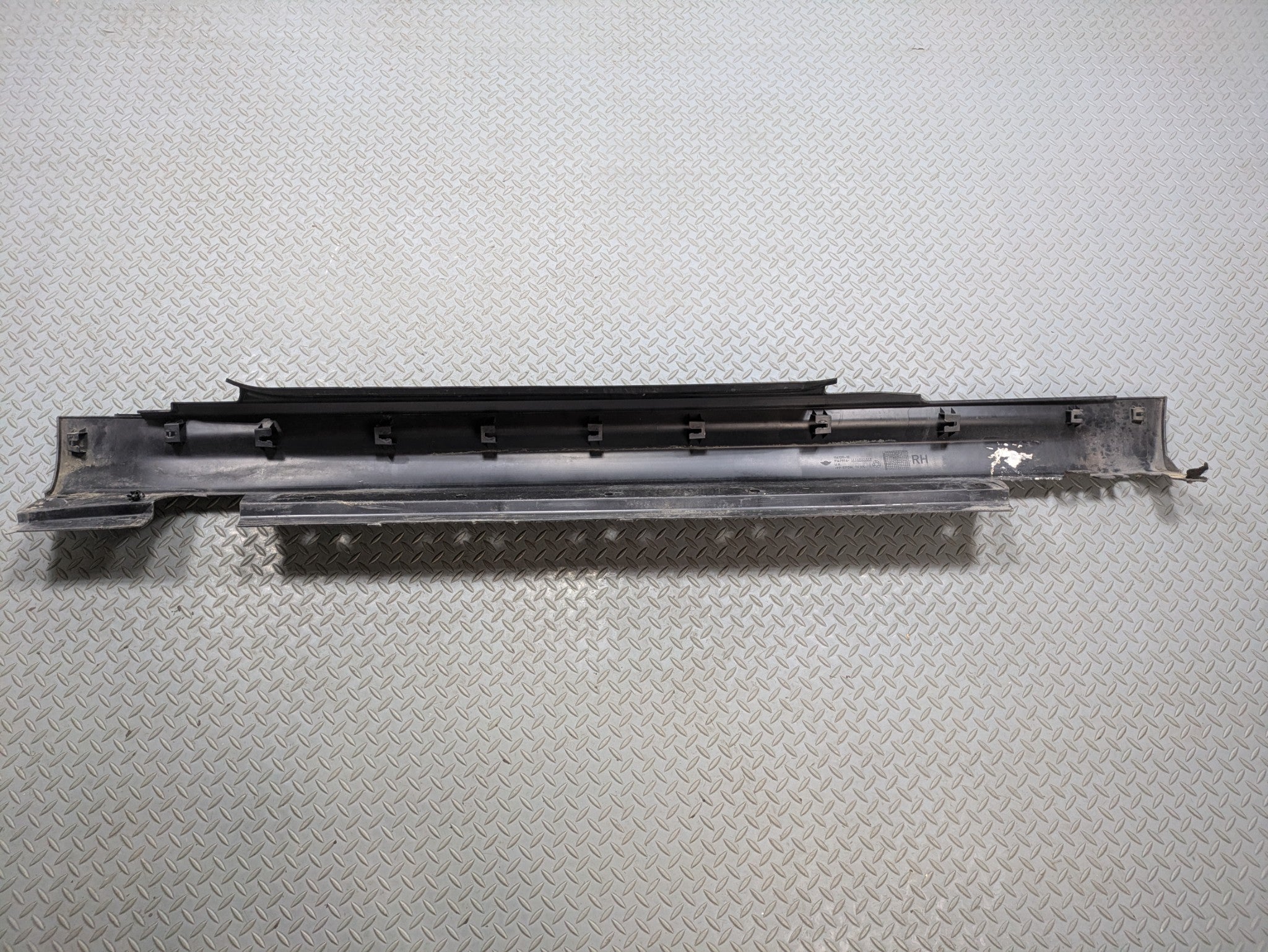 2010 - 2013 OEM MINI COOPER RIGHT SIDE SKIRT ROCKER PANEL BODY MOLDING TRIM