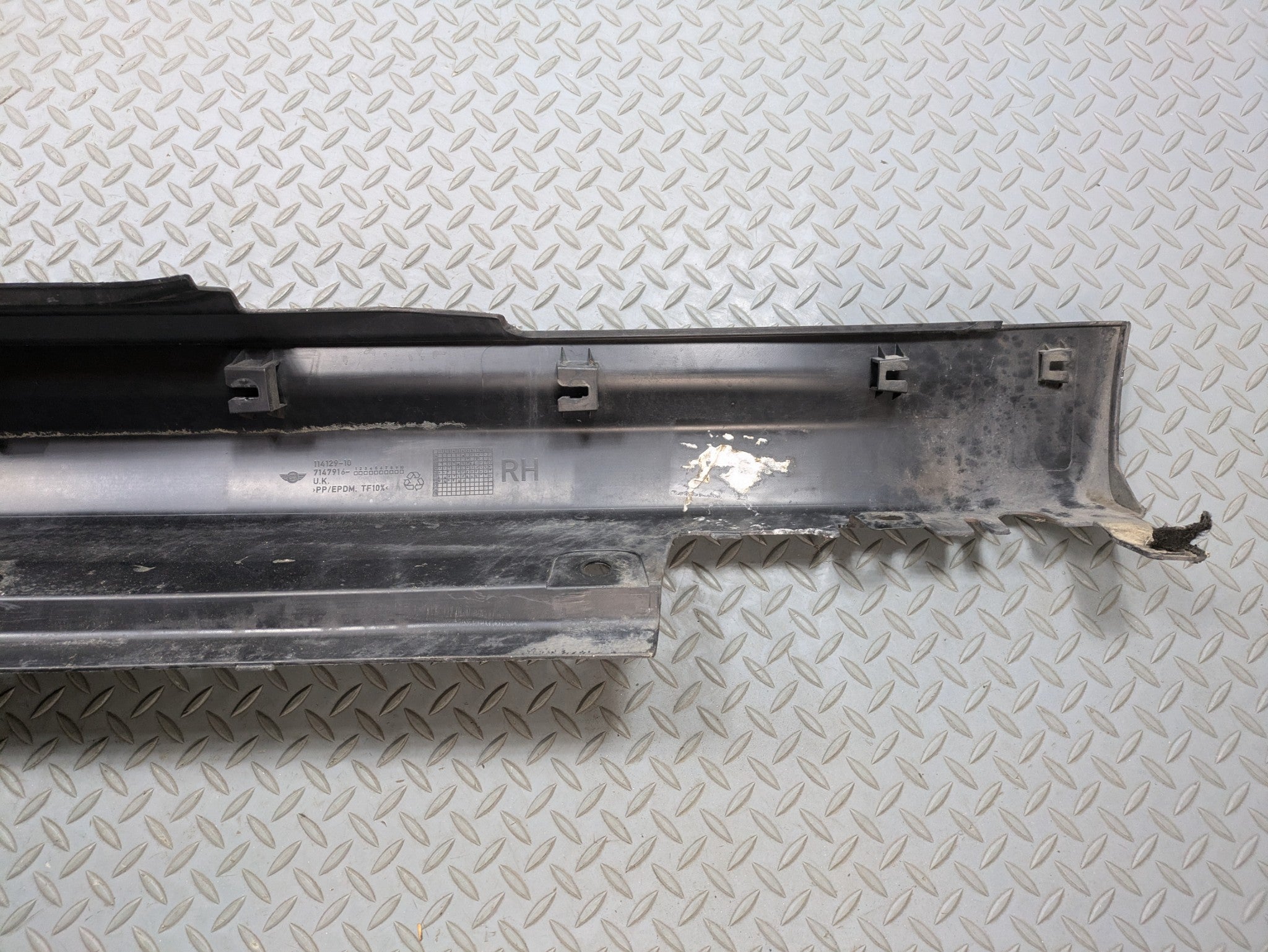 2010 - 2013 OEM MINI COOPER RIGHT SIDE SKIRT ROCKER PANEL BODY MOLDING TRIM