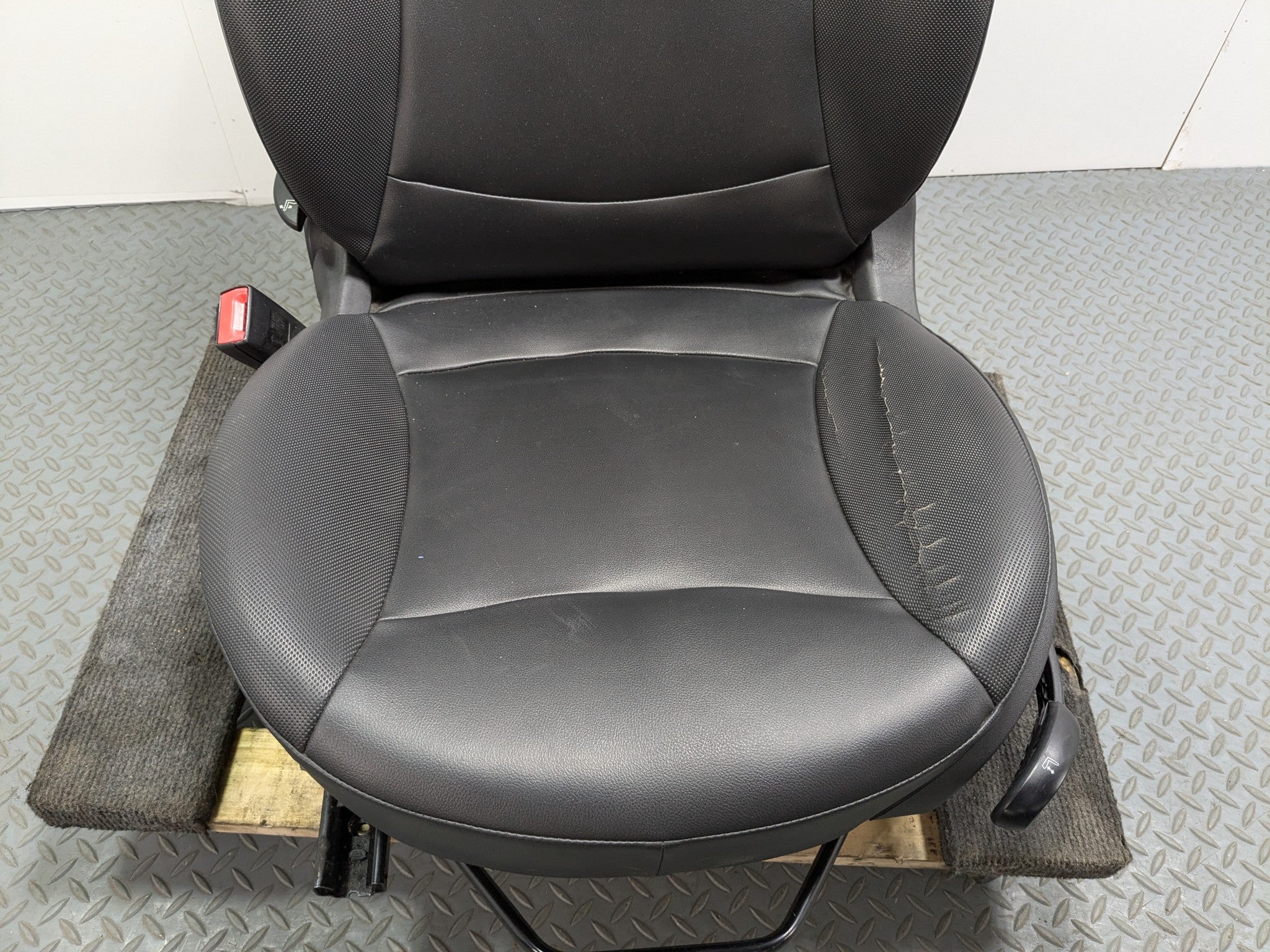 2010 - 2013 OEM MINI COOPER FRONT LEFT DRIVER SIDE SEAT ASSEMBLY BLACK