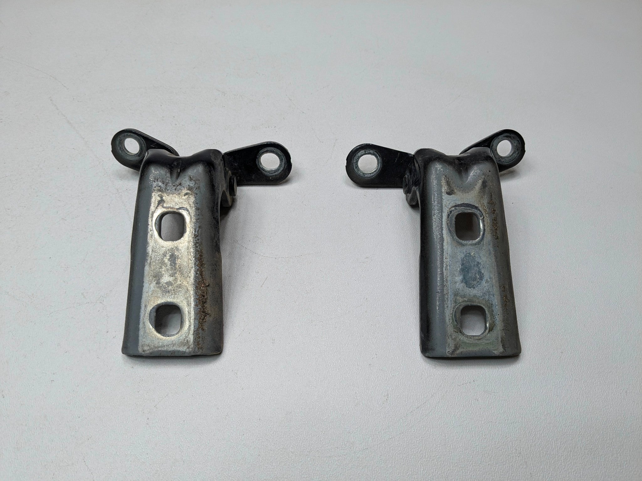 05 - 07 OEM CADILLAC CTS FRONT LEFT DRIVER SIDE UPPER AND LOWER DOOR HINGE SET