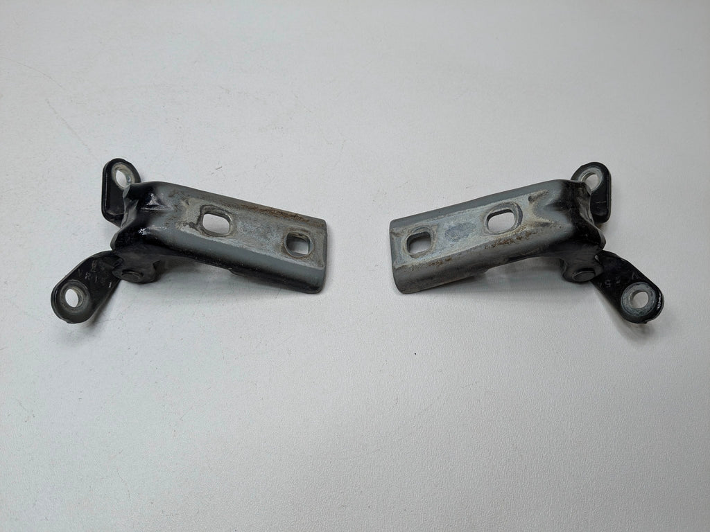 05 - 07 OEM CADILLAC CTS FRONT LEFT DRIVER SIDE UPPER AND LOWER DOOR HINGE SET
