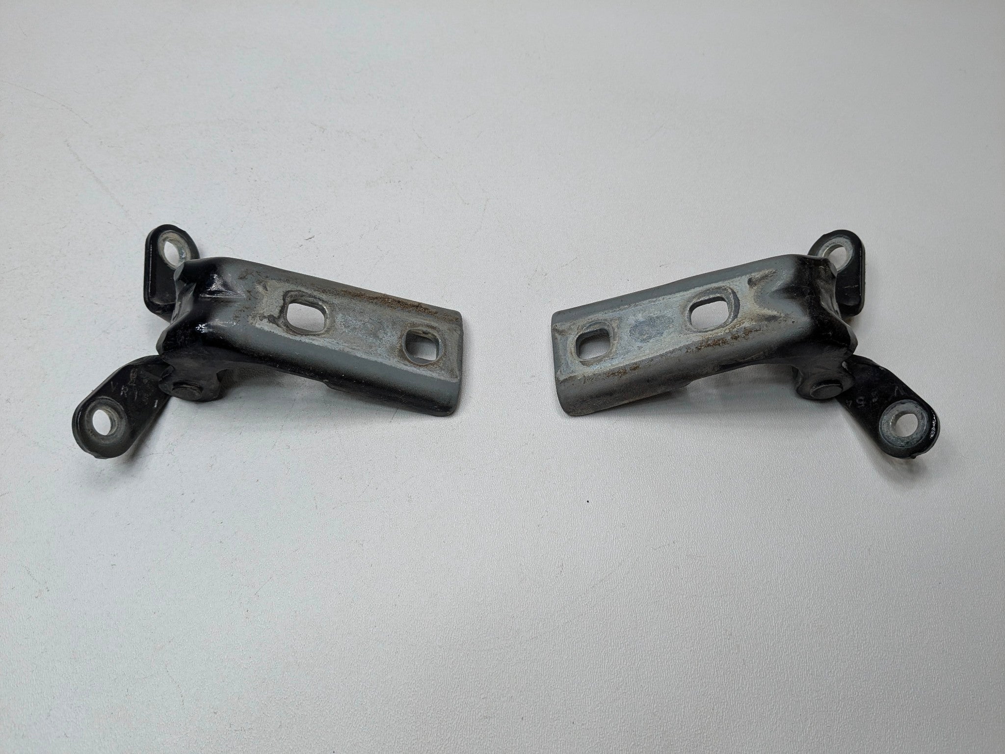 05 - 07 OEM CADILLAC CTS FRONT LEFT DRIVER SIDE UPPER AND LOWER DOOR HINGE SET