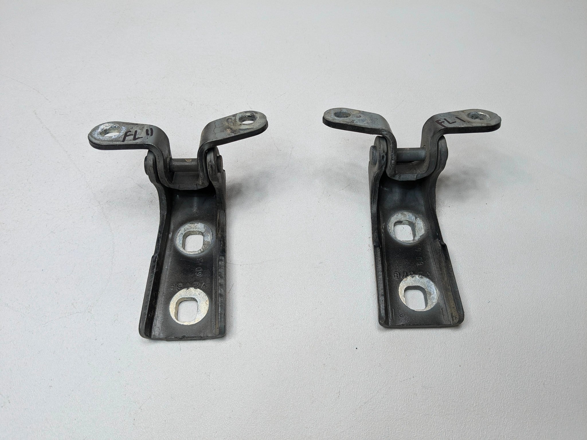 05 - 07 OEM CADILLAC CTS FRONT LEFT DRIVER SIDE UPPER AND LOWER DOOR HINGE SET