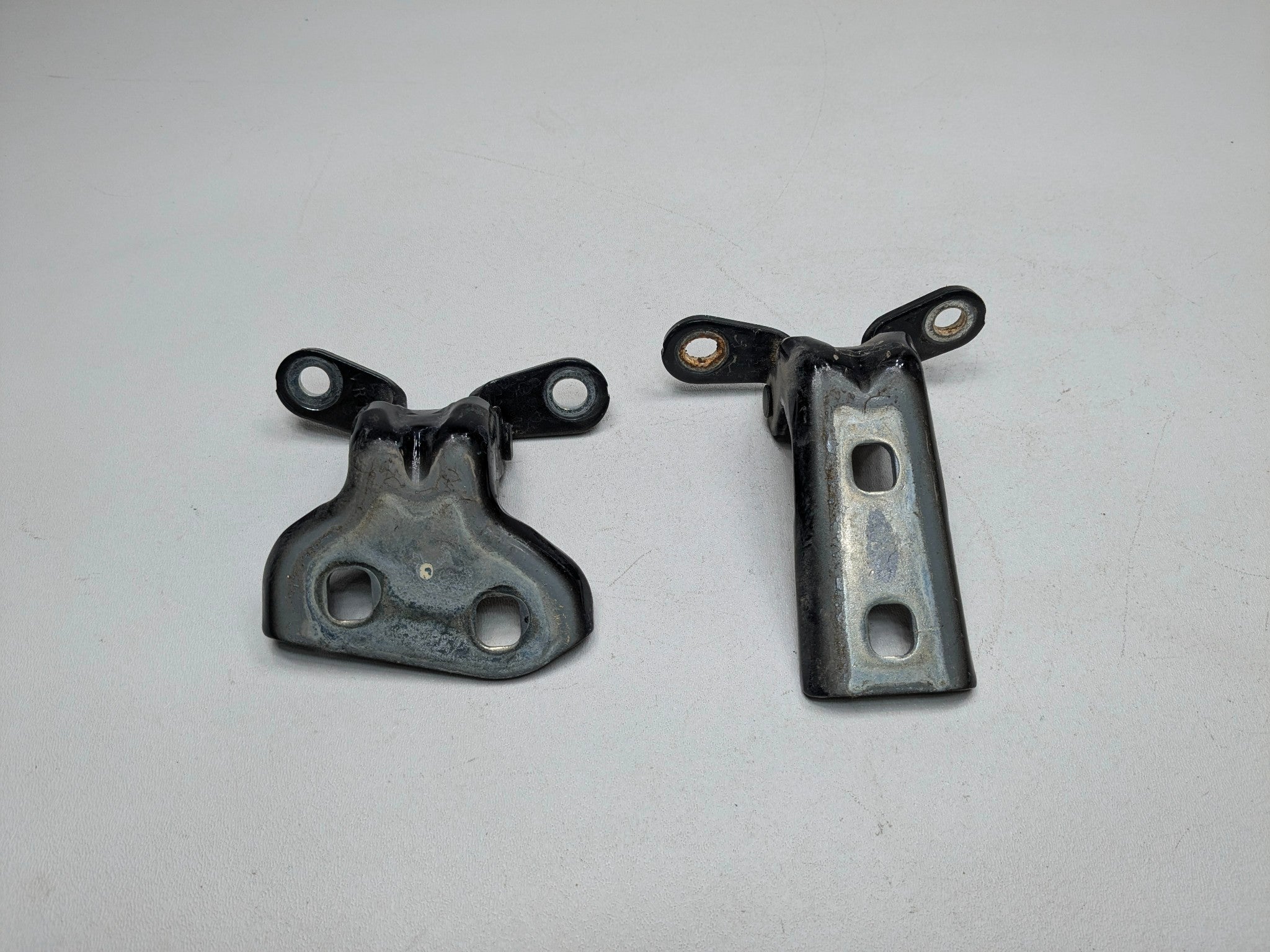 2005 - 2007 OEM CADILLAC CTS REAR RIGHT PASSENGER SIDE DOOR HINGE PAIR