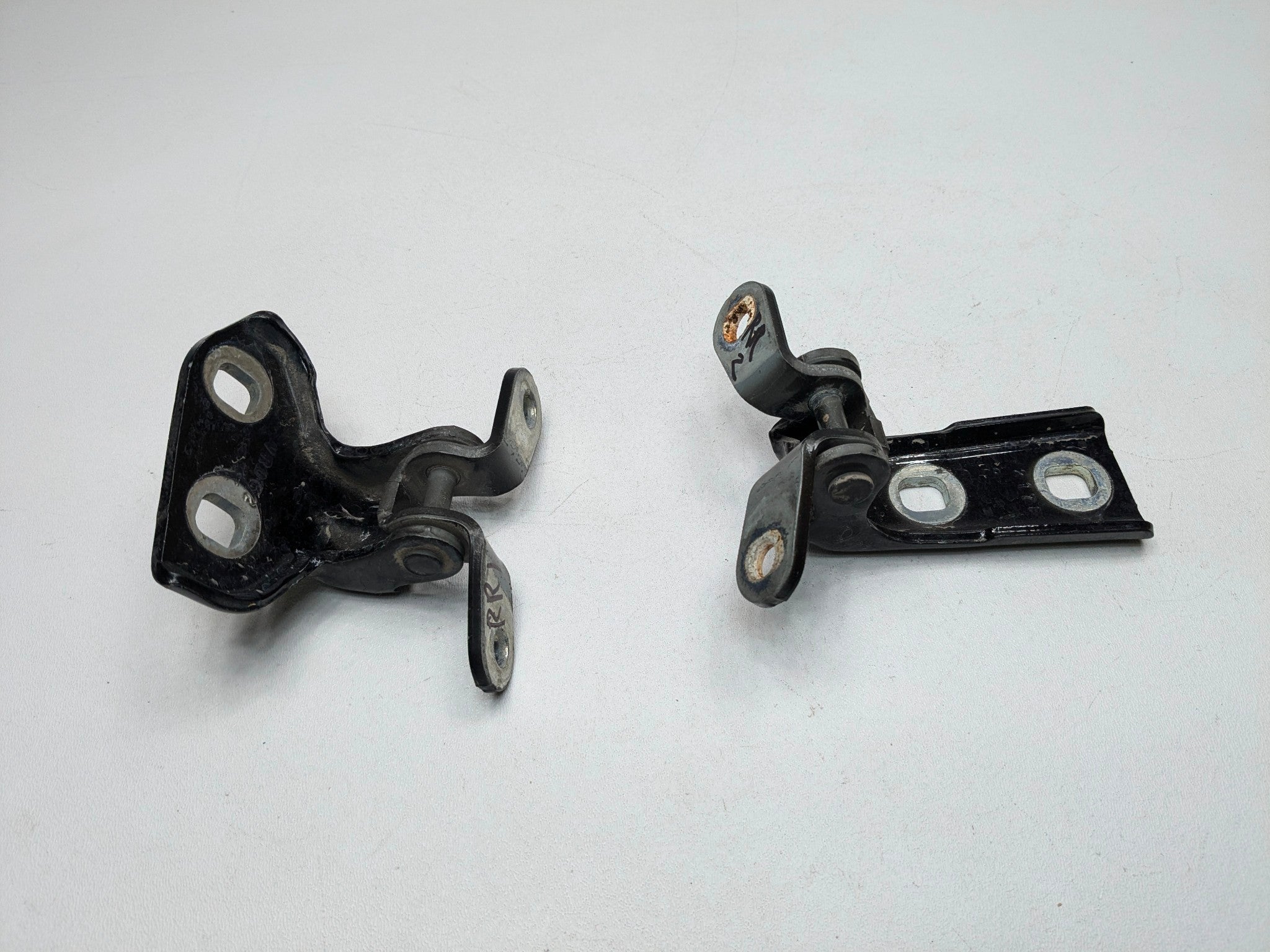 2005 - 2007 OEM CADILLAC CTS REAR RIGHT PASSENGER SIDE DOOR HINGE PAIR