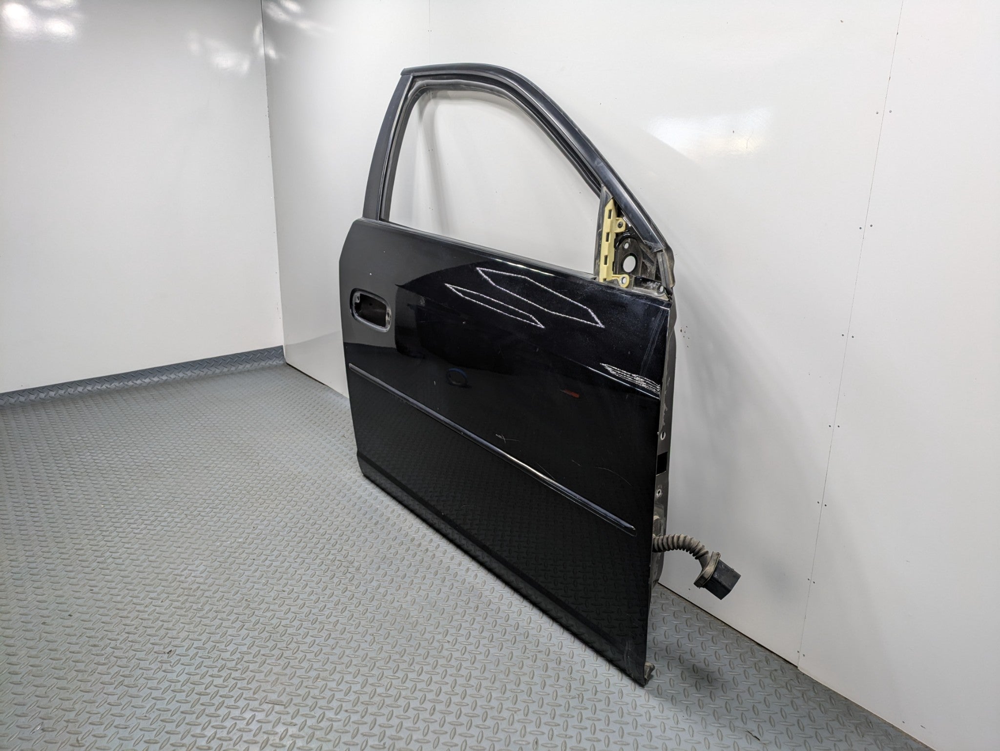2005 - 2007 OEM CADILLAC CTS FRONT RIGHT PASSENGER SIDE DOOR SHELL PANEL BLACK