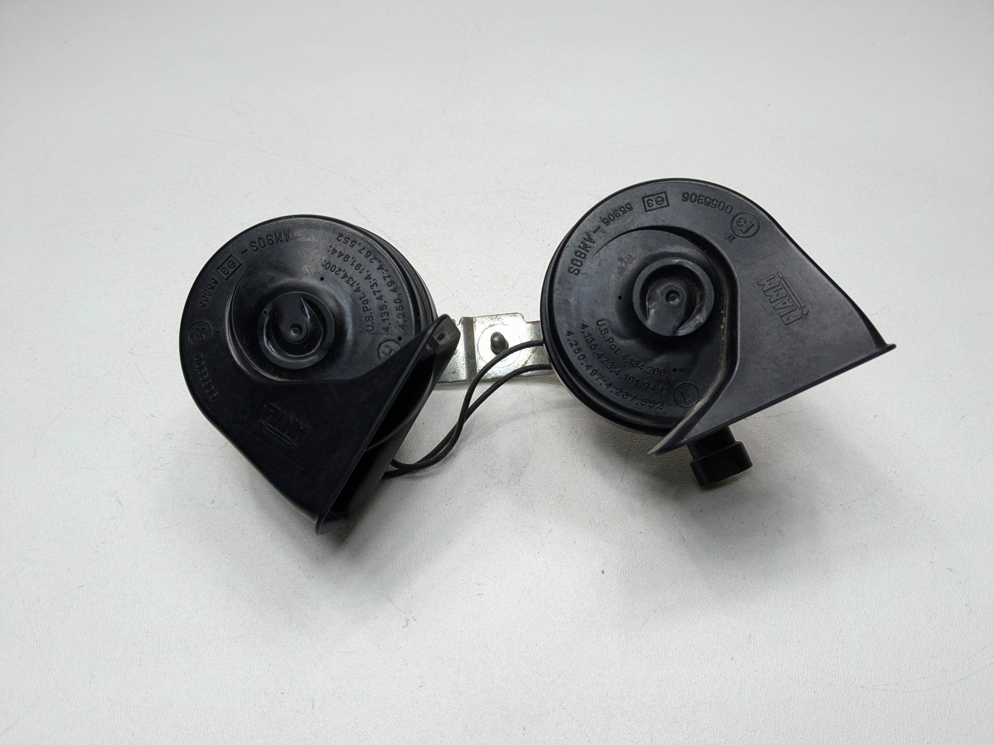 2005 - 2007 OEM CADILLAC CTS HIGH AND LOW NOTE TONE HORN PAIR BLACK