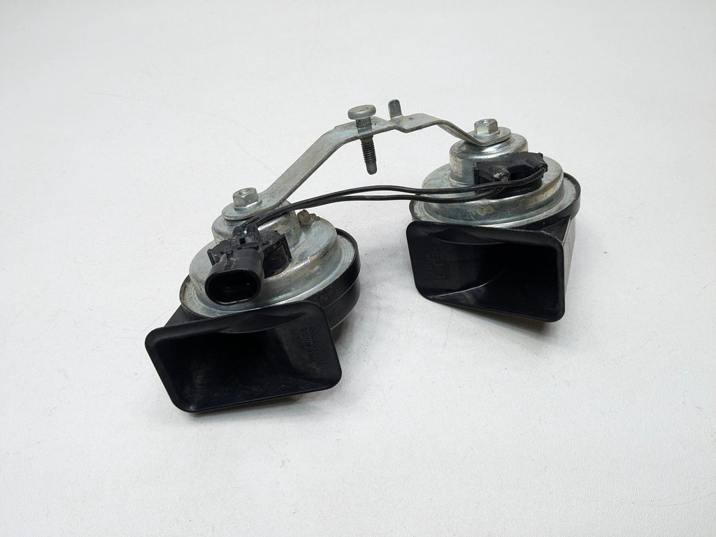 2005 - 2007 OEM CADILLAC CTS HIGH AND LOW NOTE TONE HORN PAIR BLACK
