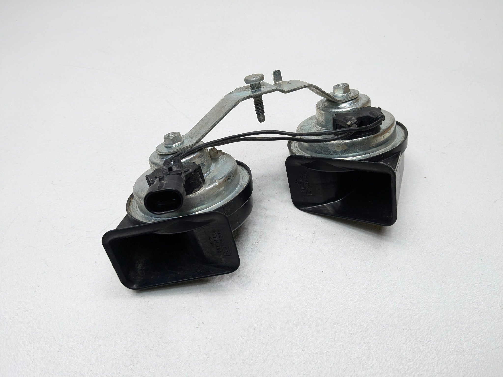 2005 - 2007 OEM CADILLAC CTS HIGH AND LOW NOTE TONE HORN PAIR BLACK