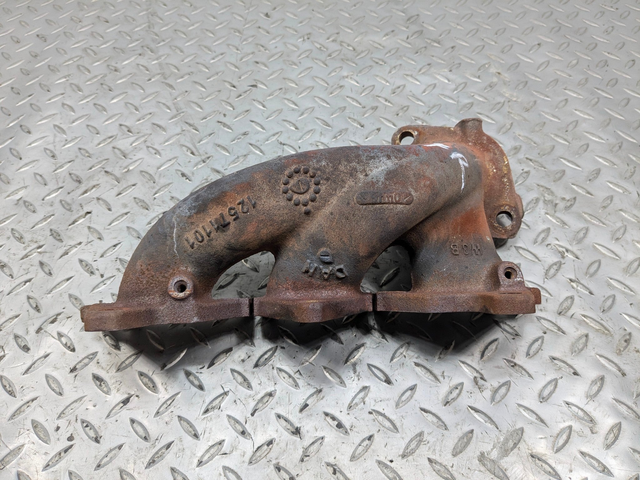 2005 - 2007 OEM CADILLAC CTS 2.8L RIGHT PASSENGER SIDE EXHAUST MANIFOLD