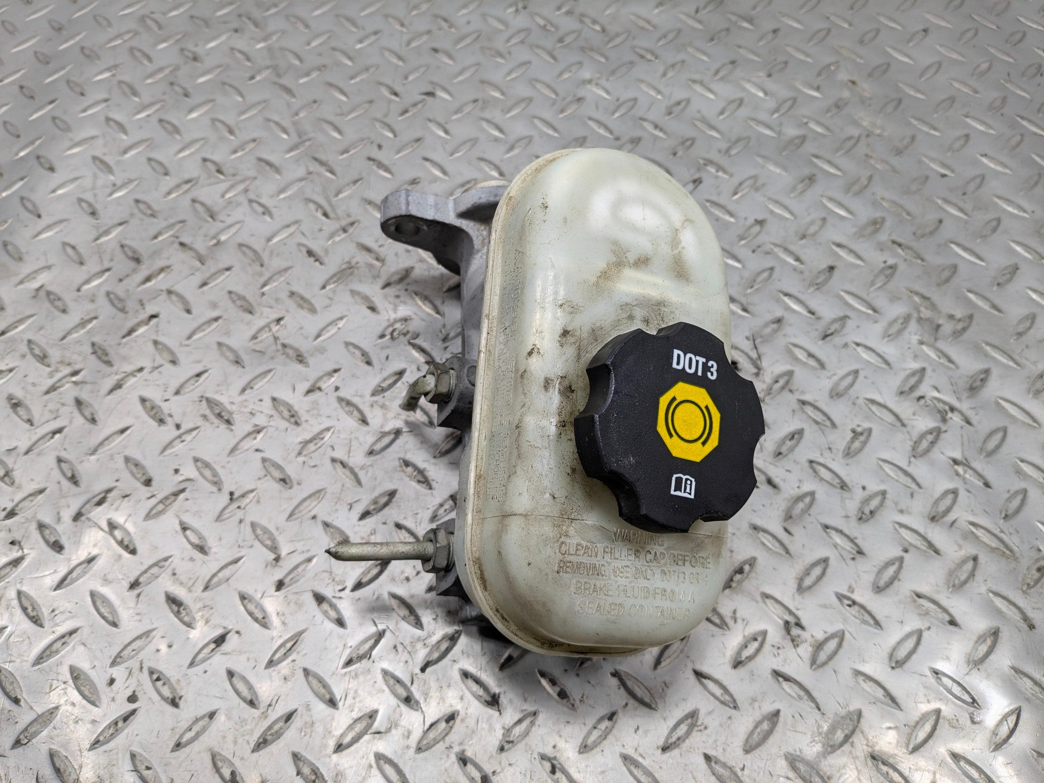 2005 - 2007 OEM CADILLAC CTS BRAKE MASTER CYLINDER WITH RESERVOIR ASSEMBLY
