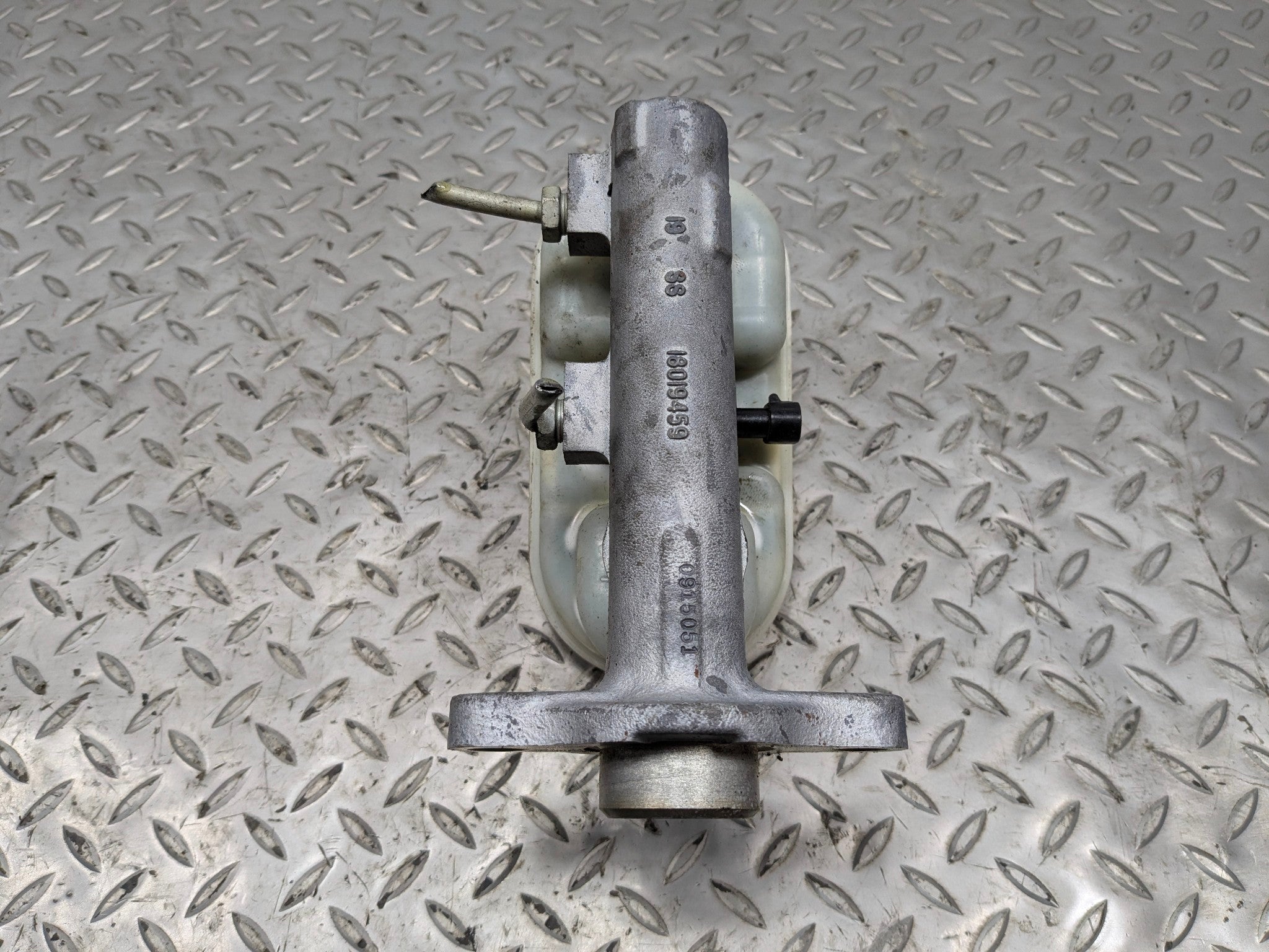 2005 - 2007 OEM CADILLAC CTS BRAKE MASTER CYLINDER WITH RESERVOIR ASSEMBLY
