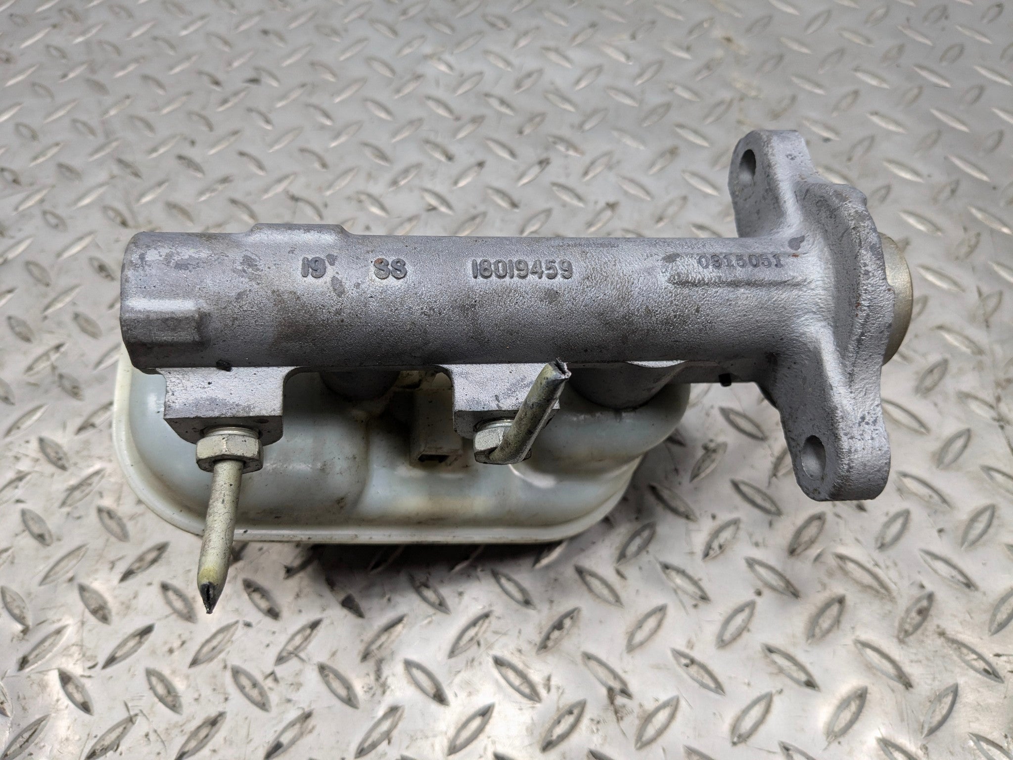 2005 - 2007 OEM CADILLAC CTS BRAKE MASTER CYLINDER WITH RESERVOIR ASSEMBLY