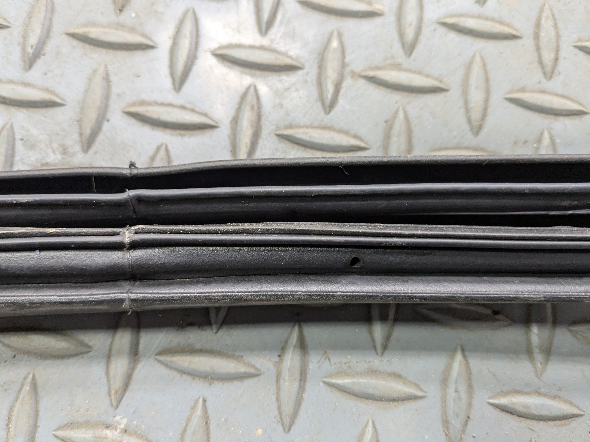2005 - 2007 OEM CADILLAC CTS FRONT RIGHT SIDE DOOR SEAL WEATHER STRIPPING RUBBER