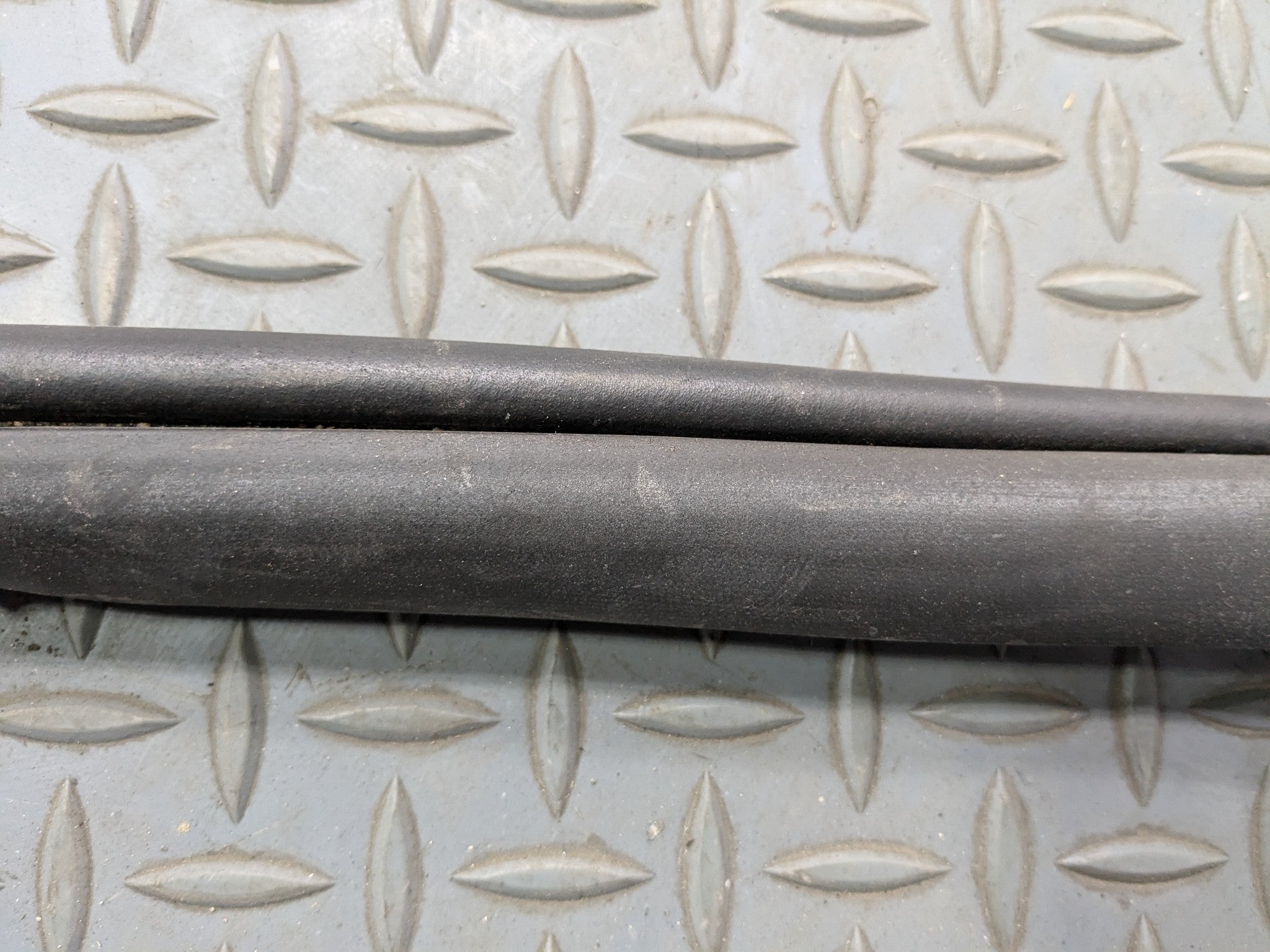 2005 - 2007 OEM CADILLAC CTS FRONT RIGHT SIDE DOOR SEAL WEATHER STRIPPING RUBBER
