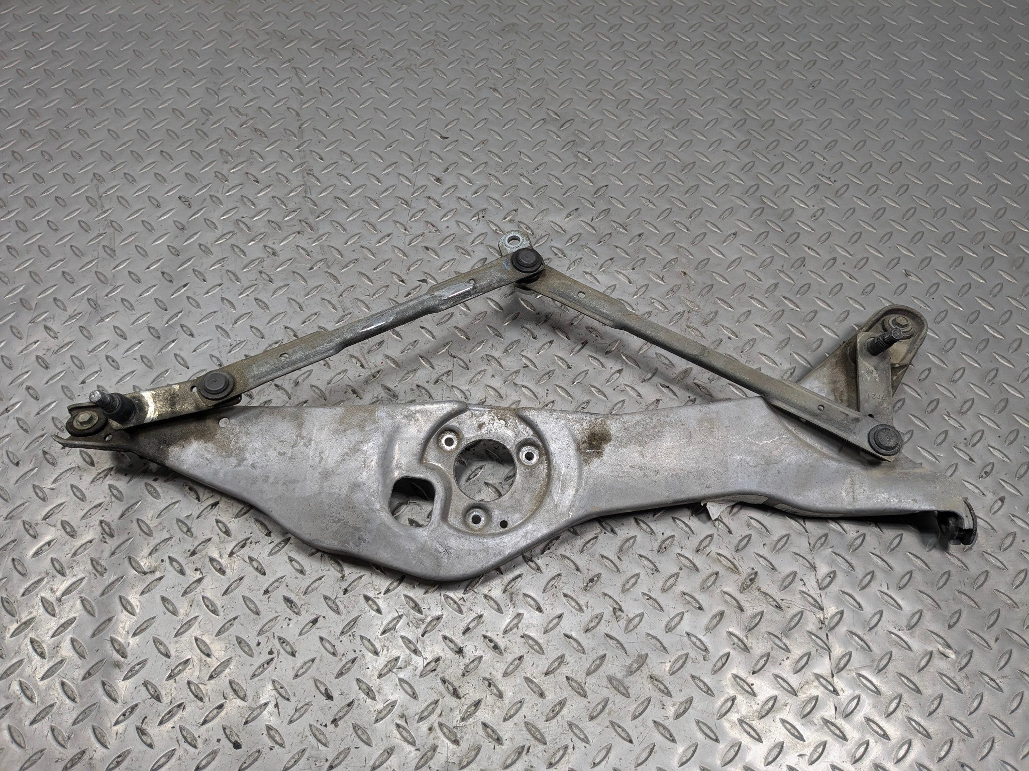 2005 - 2007 OEM CADILLAC CTS FRONT WINDSHIELD WIPER TRANSMISSION LINKAGE