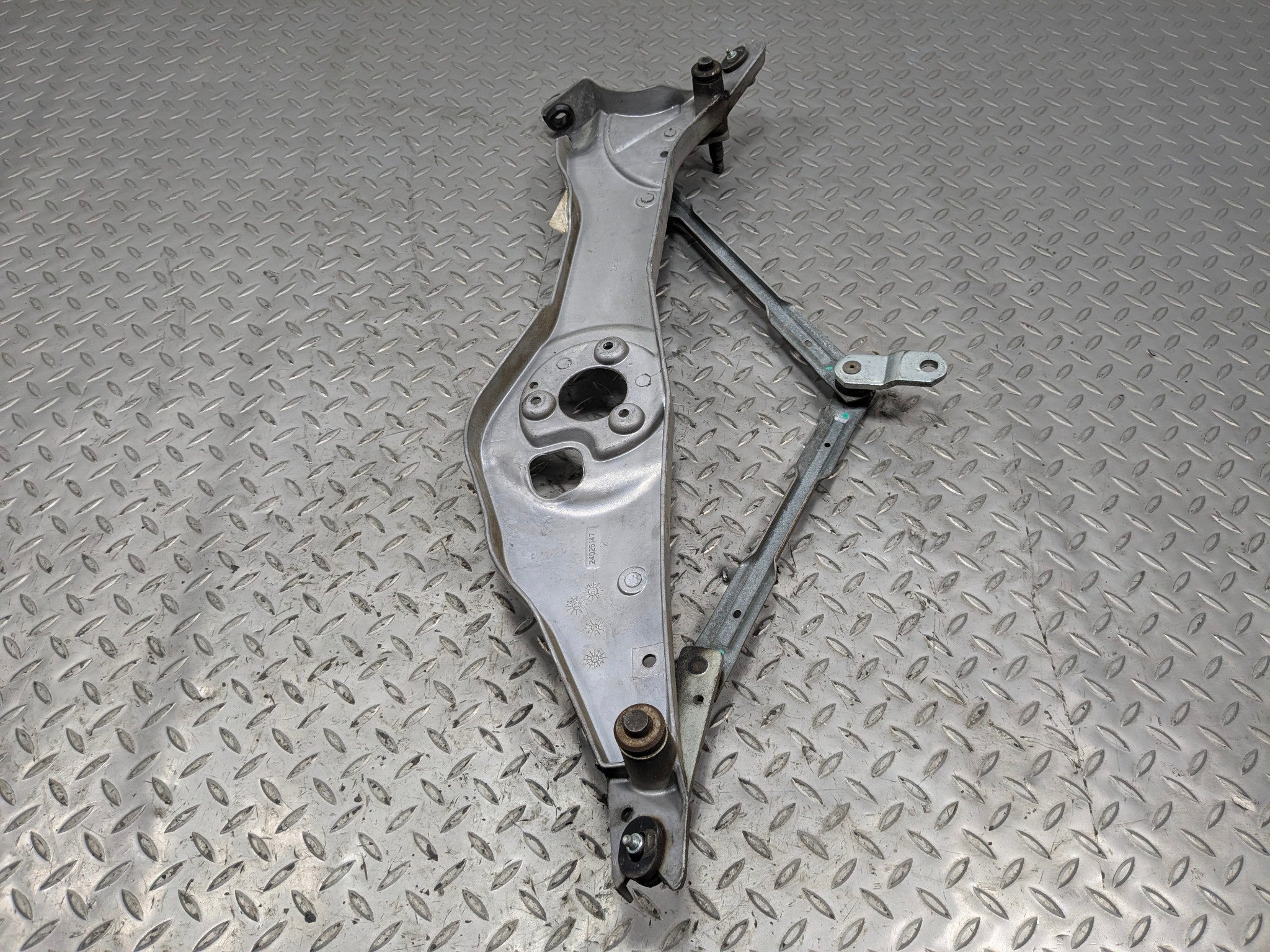 2005 - 2007 OEM CADILLAC CTS FRONT WINDSHIELD WIPER TRANSMISSION LINKAGE
