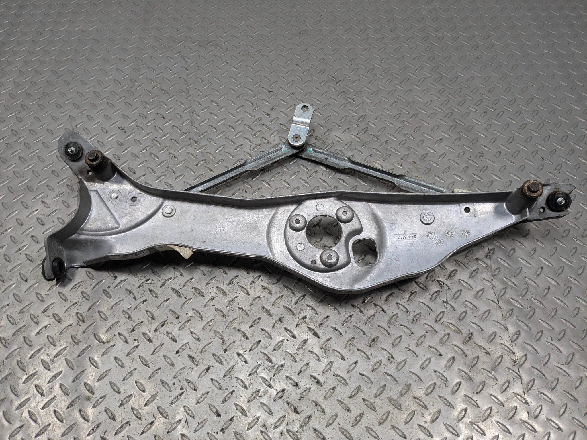 2005 - 2007 OEM CADILLAC CTS FRONT WINDSHIELD WIPER TRANSMISSION LINKAGE