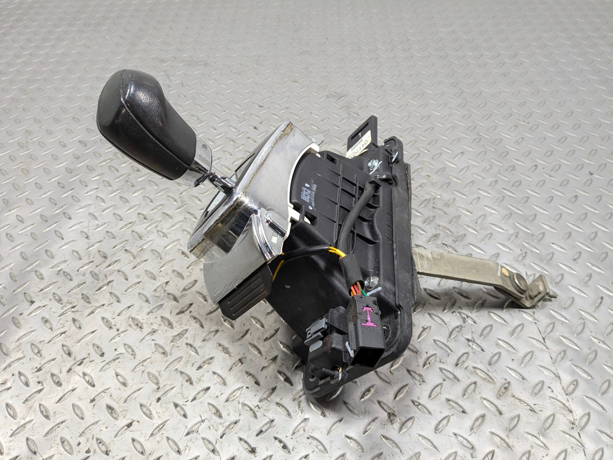 2005 - 2007 OEM CADILLAC CTS AUTOMATIC TRANSMISSION GEAR FLOOR SHIFTER LEVER