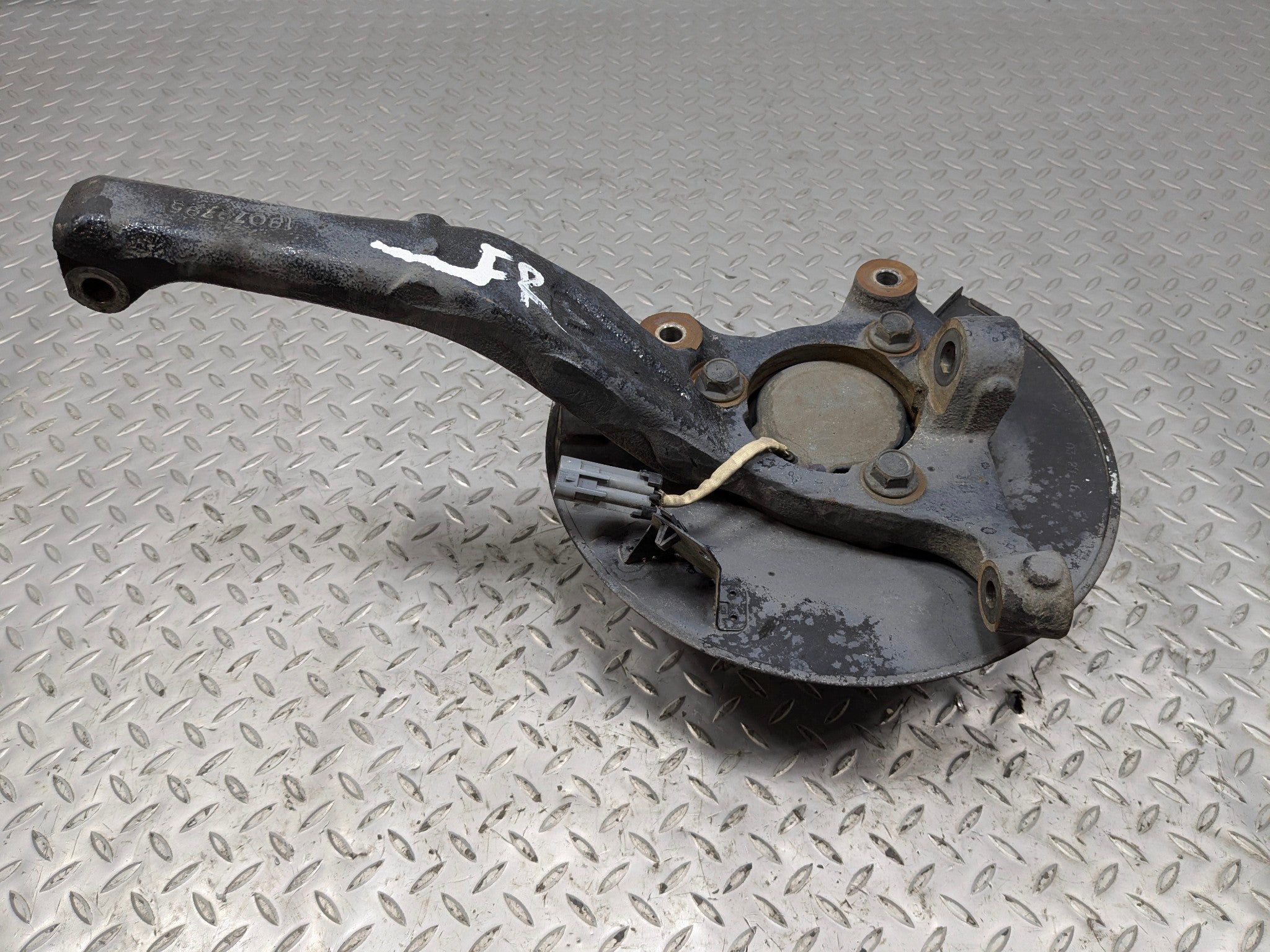 2005 - 2007 OEM CADILLAC CTS FRONT RIGHT PASSENGER SIDE SPINDLE KNUCKLE ASSEMBLY