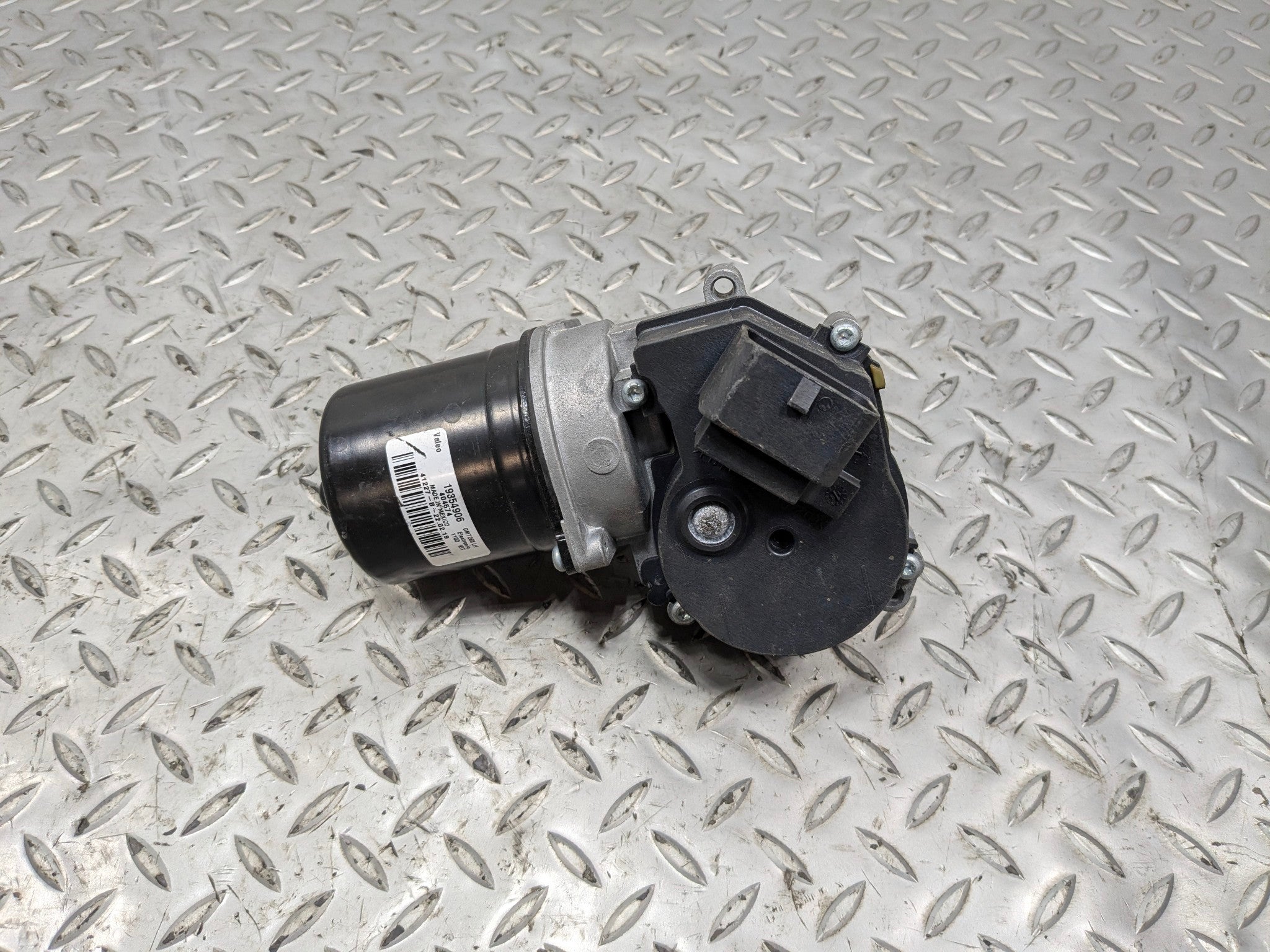 2005 - 2007 OEM CADILLAC CTS FRONT WINDSHIELD WIPER MOTOR ASSEMBLY