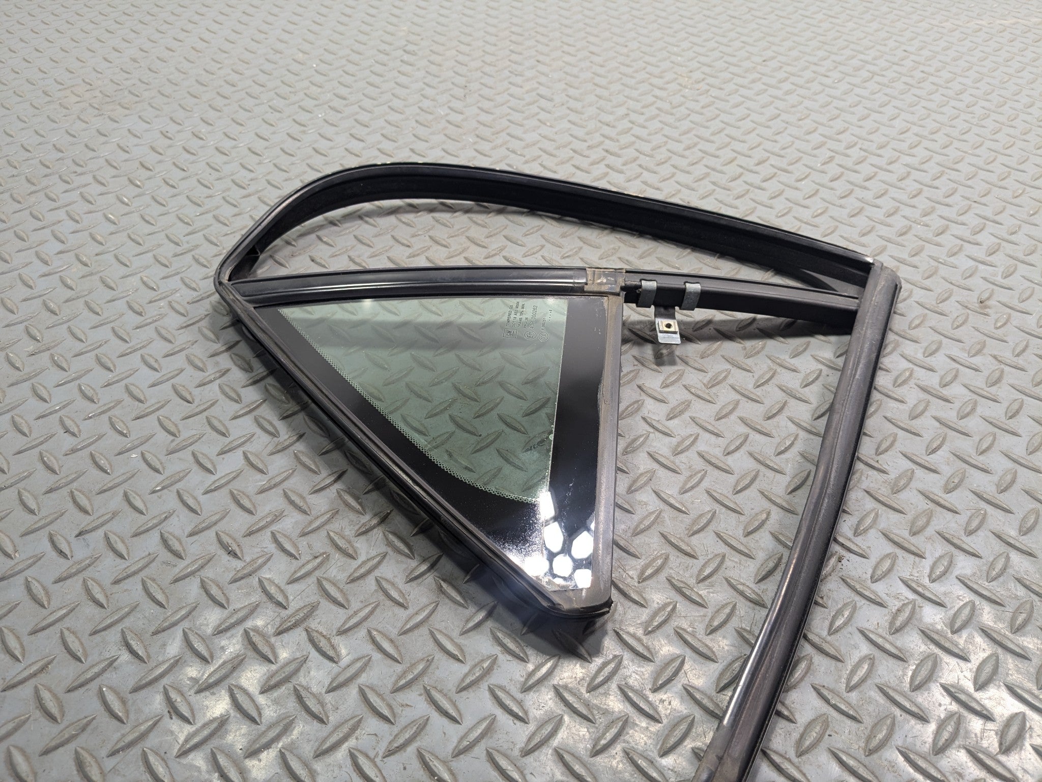 2005 - 2007 OEM CADILLAC CTS REAR RIGHT PASSENGER SIDE QUARTER VENT WINDOW GLASS