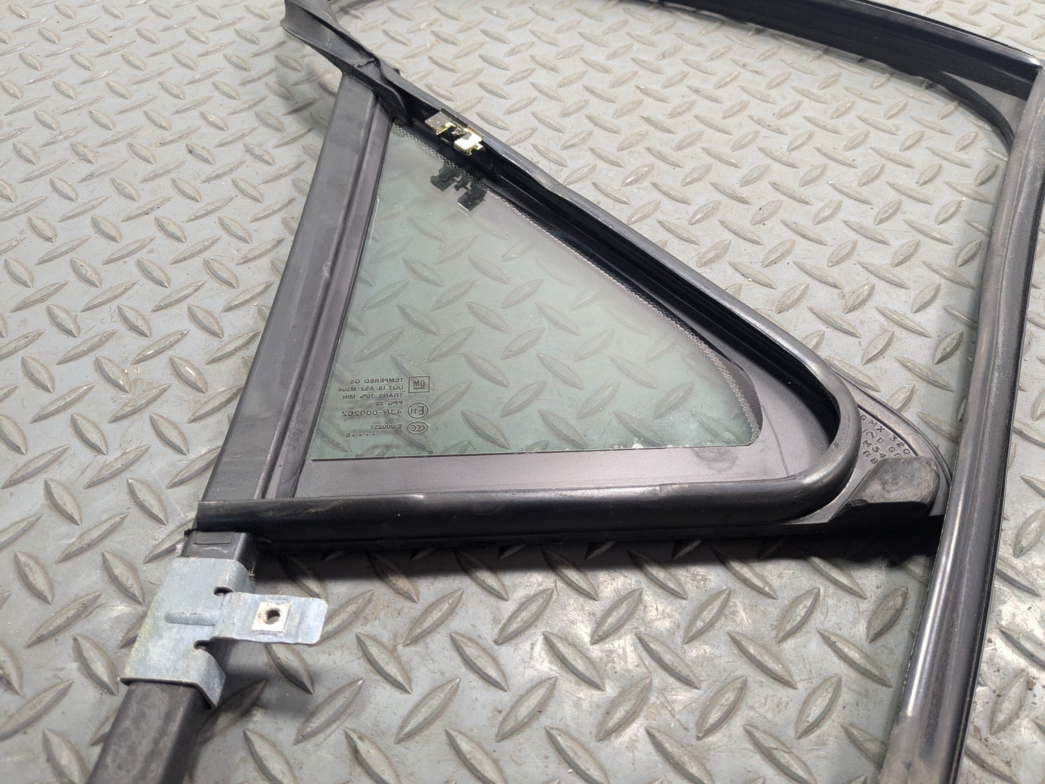 2005 - 2007 OEM CADILLAC CTS REAR RIGHT PASSENGER SIDE QUARTER VENT WINDOW GLASS