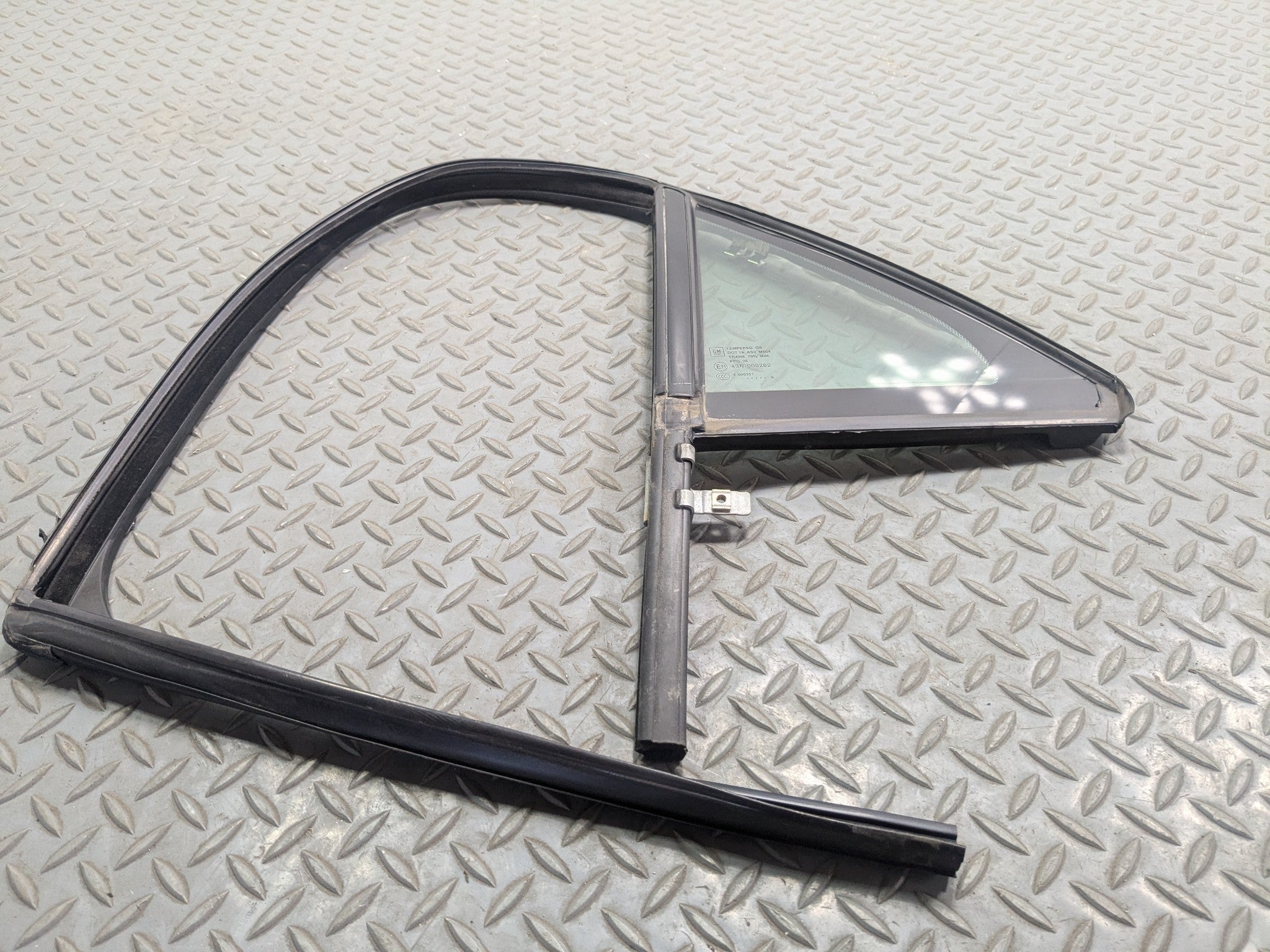 2005 - 2007 OEM CADILLAC CTS REAR LEFT DRIVER SIDE QUARTER VENT WINDOW GLASS