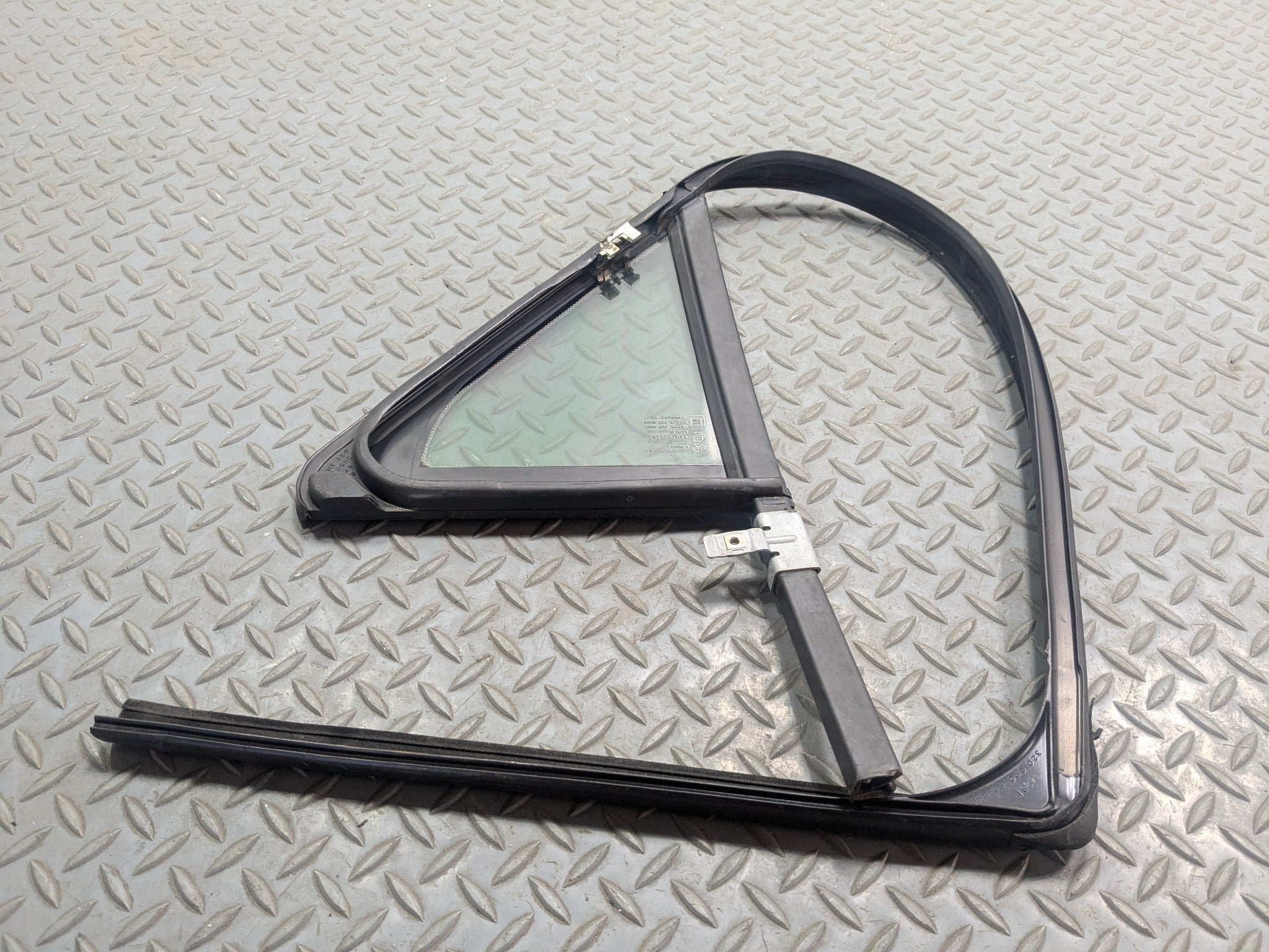 2005 - 2007 OEM CADILLAC CTS REAR LEFT DRIVER SIDE QUARTER VENT WINDOW GLASS