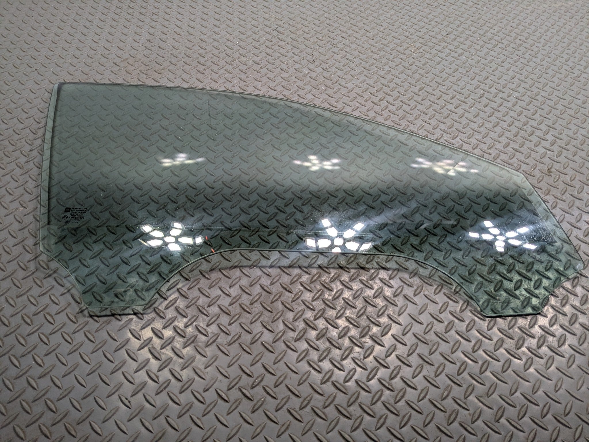 2005 - 2007 OEM CADILLAC CTS FRONT RIGHT PASSENGER SIDE DOOR WINDOW GLASS