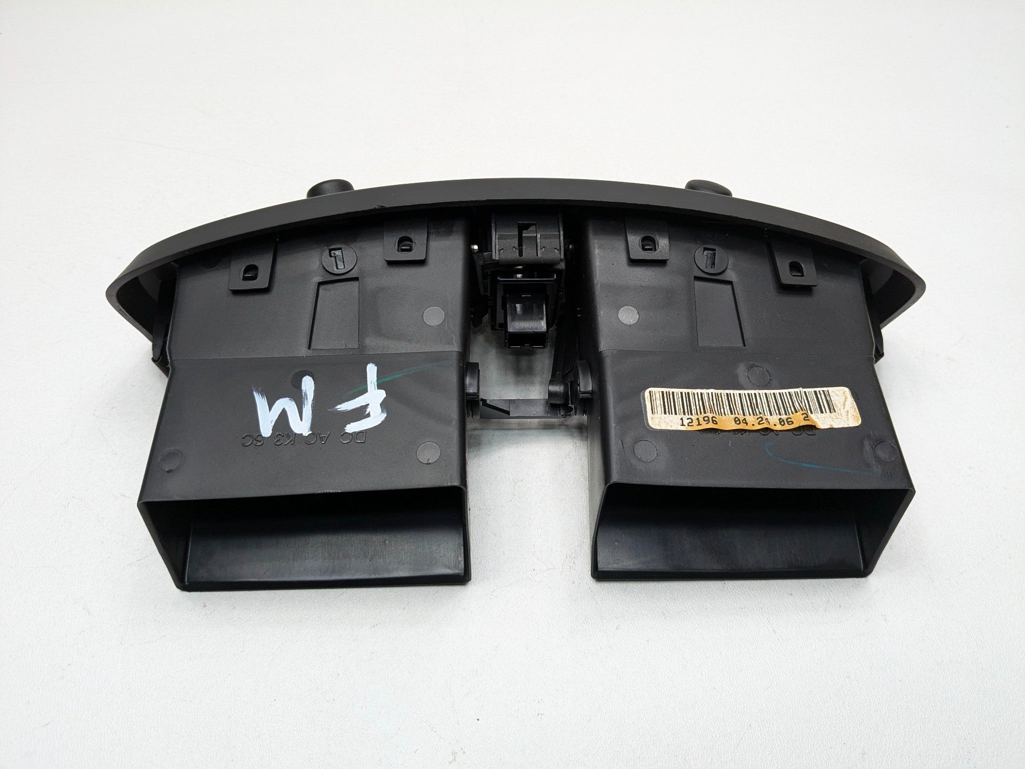 2005 - 2007 OEM CADILLAC CTS FRONT CENTER CONSOLE AC HEATER AIR VENT ASSEMBLY