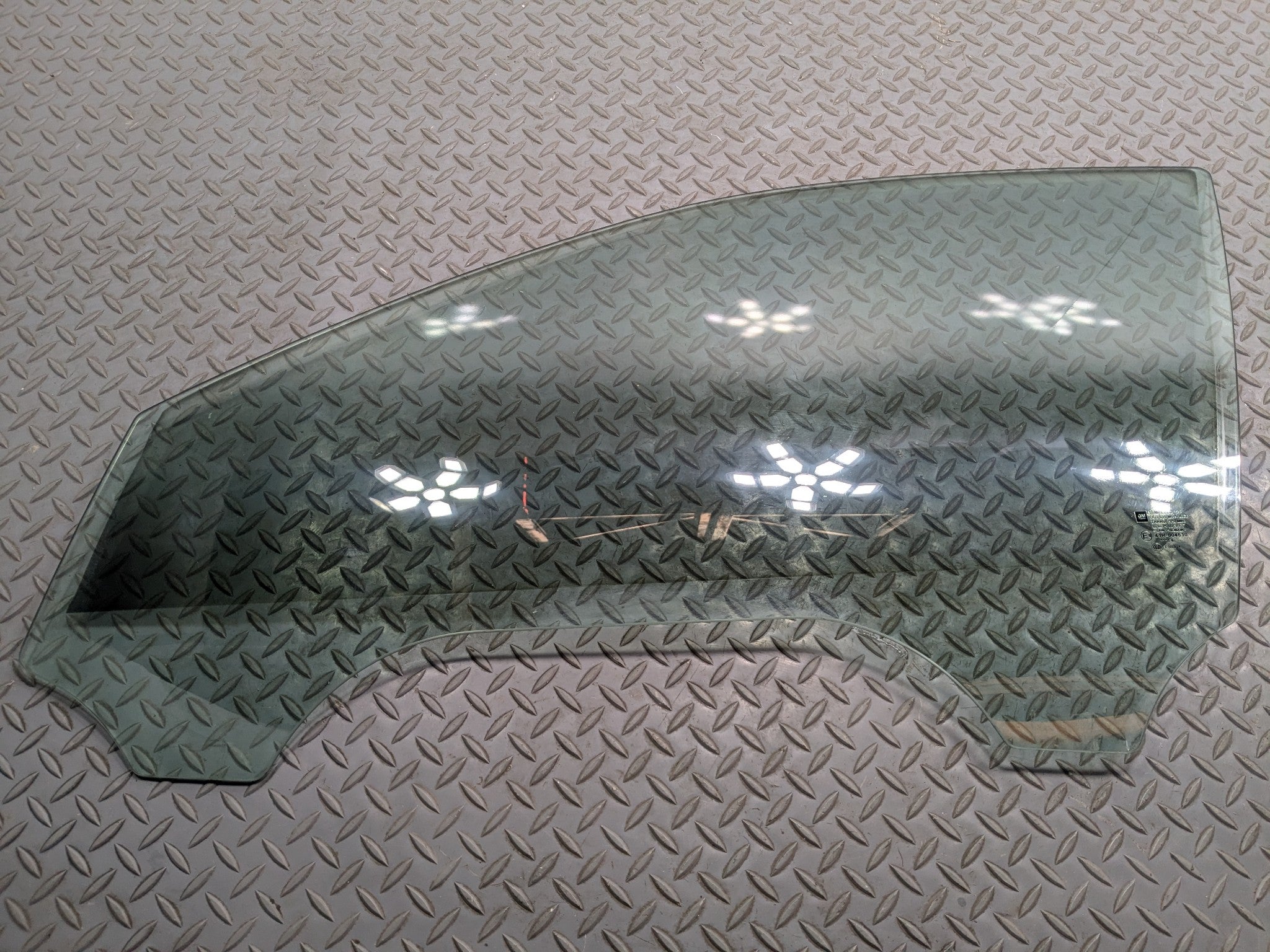 2005 - 2007 OEM CADILLAC CTS FRONT LEFT DRIVER SIDE DOOR WINDOW GLASS