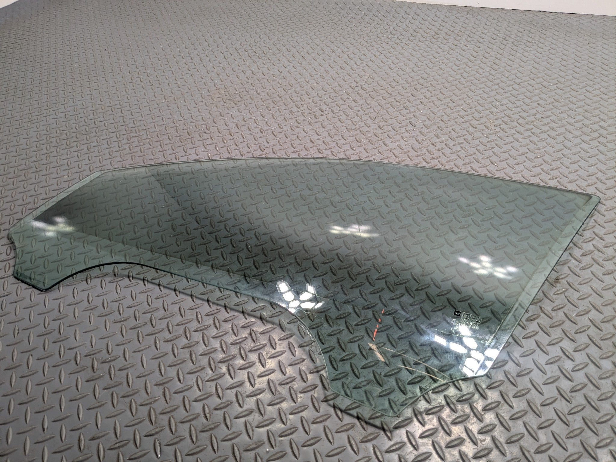 2005 - 2007 OEM CADILLAC CTS FRONT LEFT DRIVER SIDE DOOR WINDOW GLASS