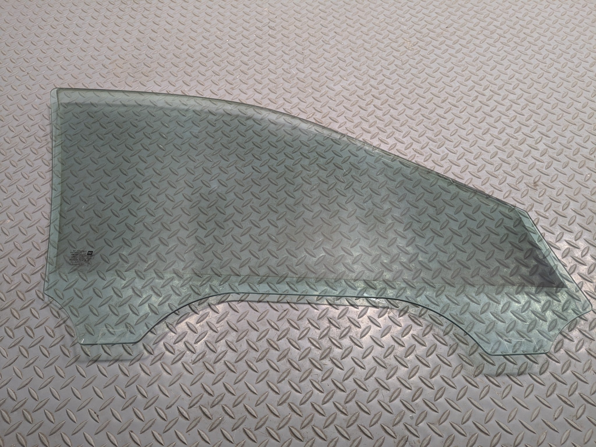 2005 - 2007 OEM CADILLAC CTS FRONT LEFT DRIVER SIDE DOOR WINDOW GLASS