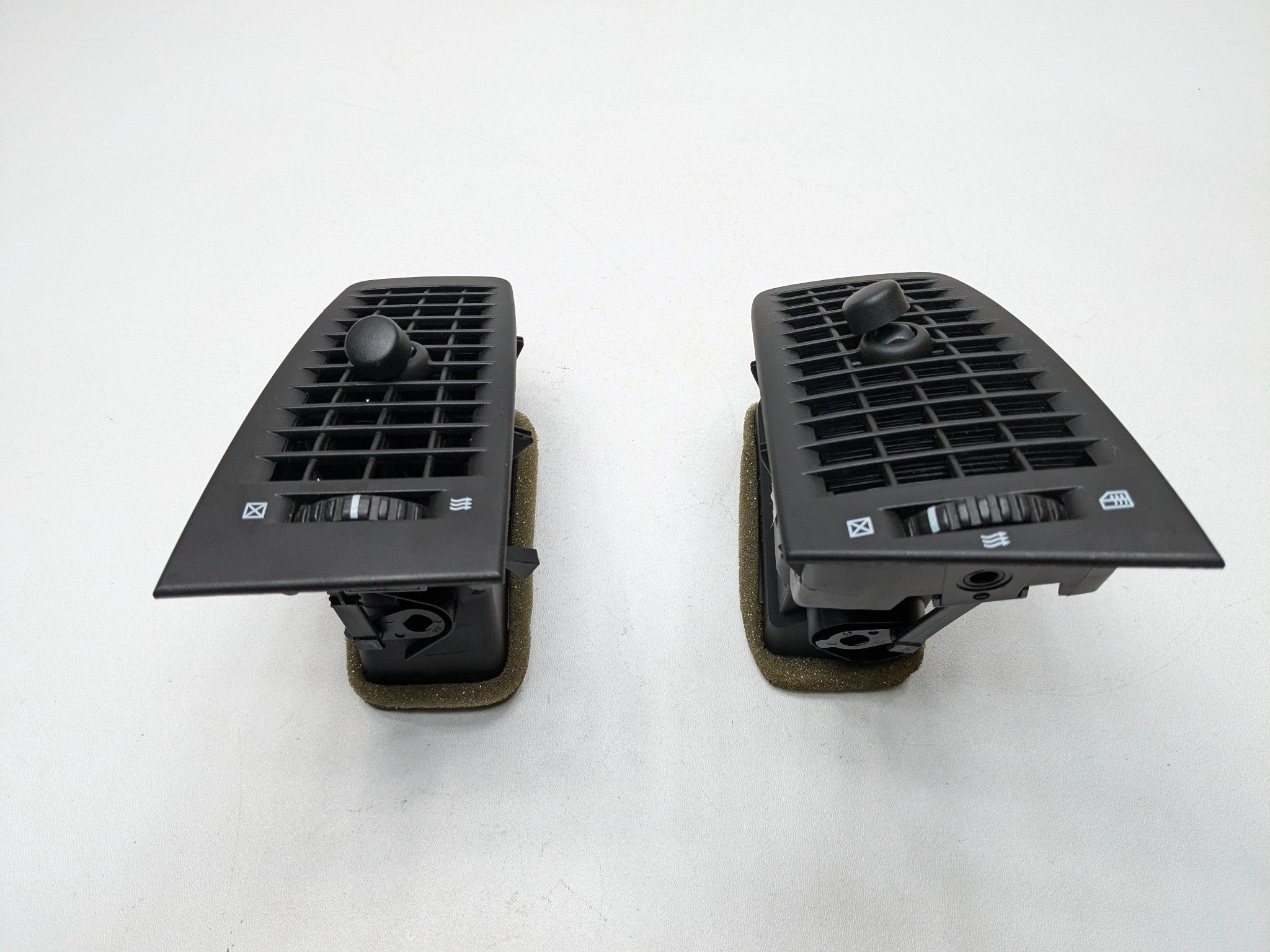 2005 - 2007 OEM CADILLAC CTS FRONT RIGHT SIDE DASH AIR CONDITIONER HEATER VENT