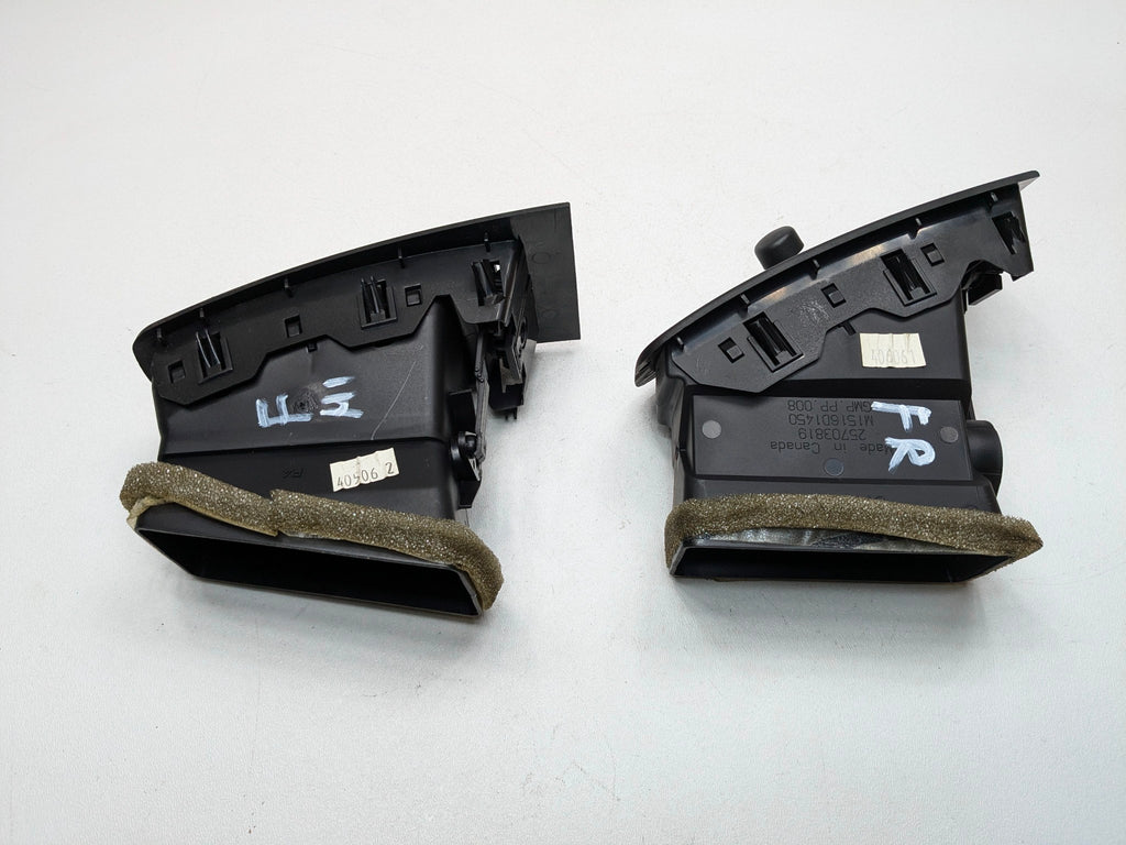 2005 - 2007 OEM CADILLAC CTS FRONT RIGHT SIDE DASH AIR CONDITIONER HEATER VENT