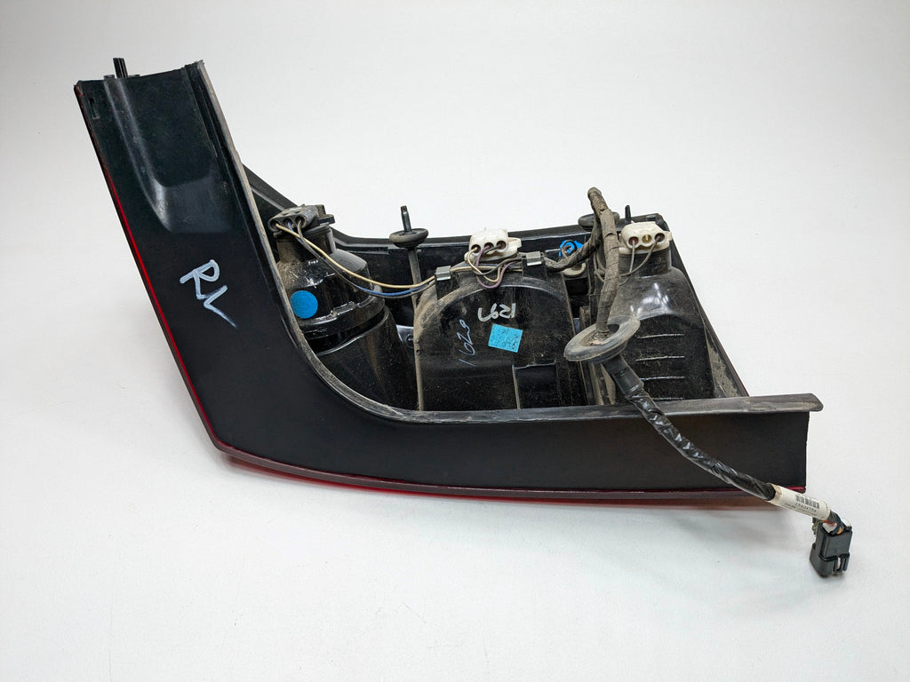2005 - 2007 OEM CADILLAC CTS REAR LEFT DRIVER SIDE TAIL LIGHT ASSEMBLY