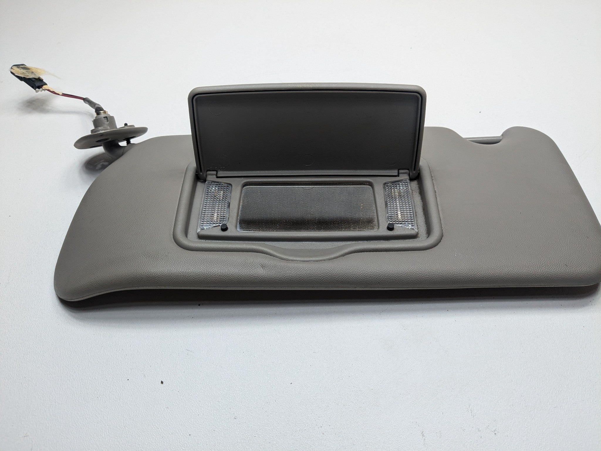 05 - 07 OEM CADILLAC CTS FRONT LEFT DRIVER SIDE UPPER ROOF SUN VISOR WITH MIRROR