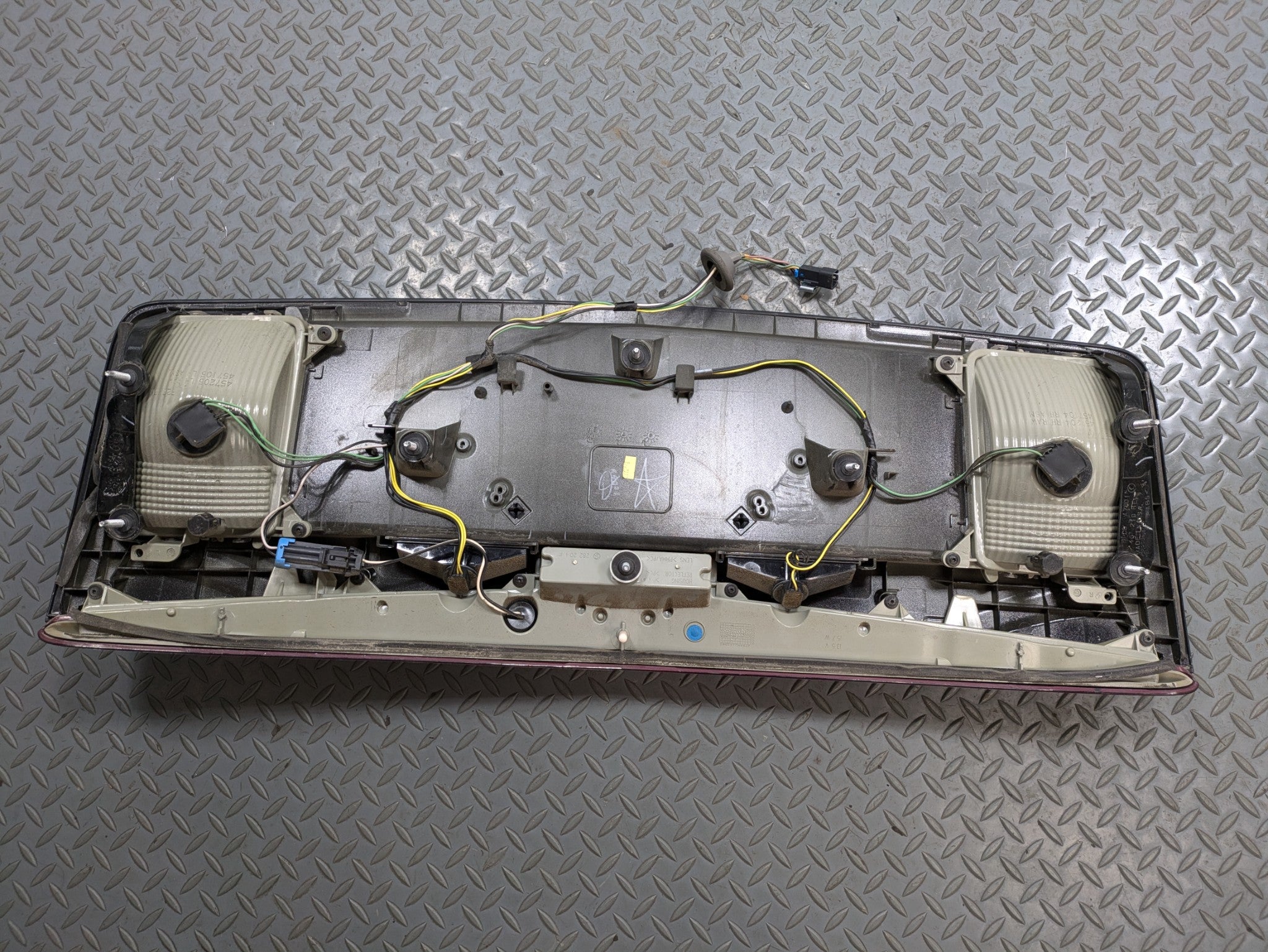 05 - 07 OEM CADILLAC CTS TRUNK PANEL LID BACKUP LICENSE PLATE WITH THIRD LIGHT