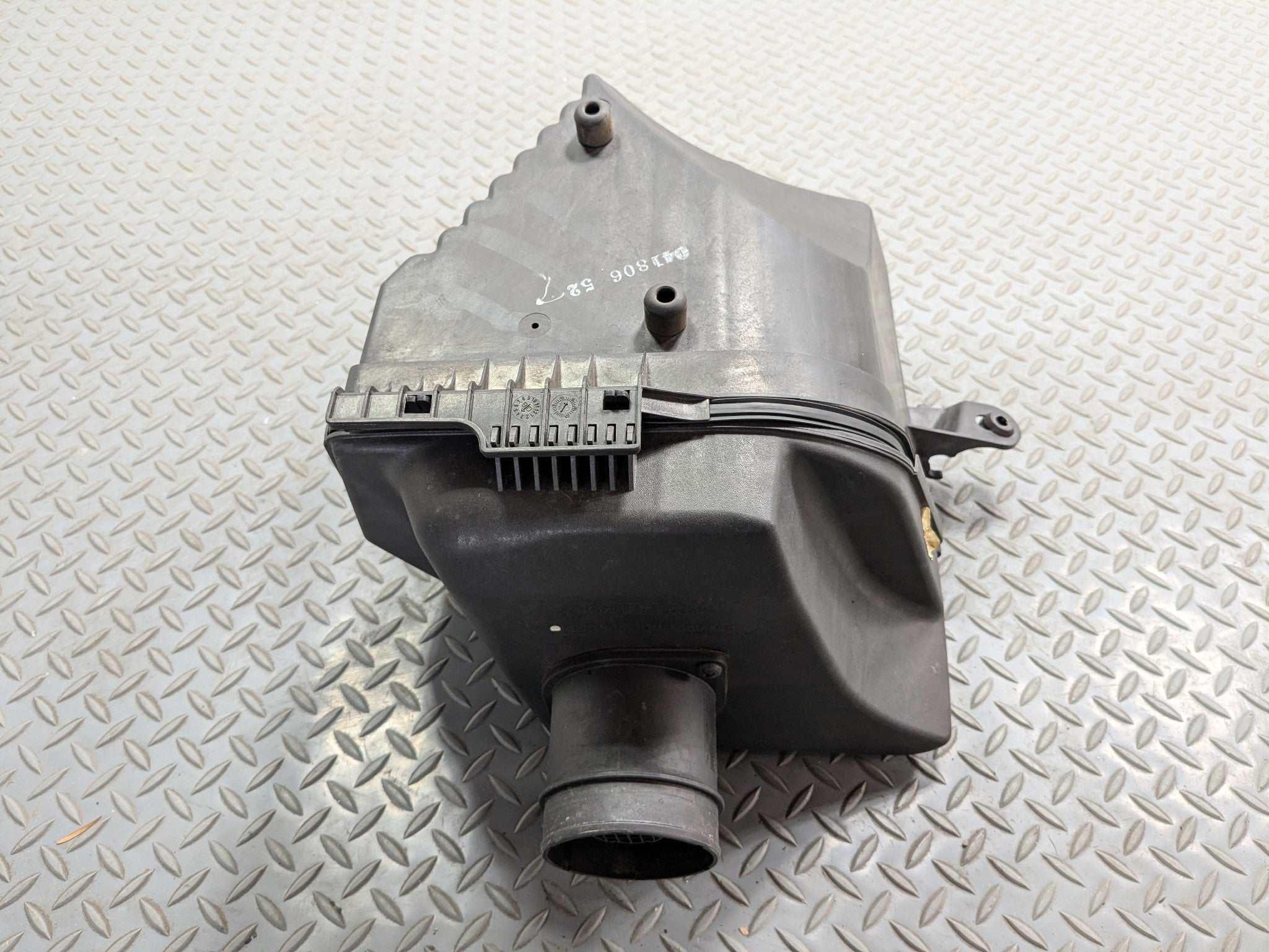 2005 - 2007 OEM CADILLAC CTS ENGINE AIR INTAKE CLEANER BOX 2.8L