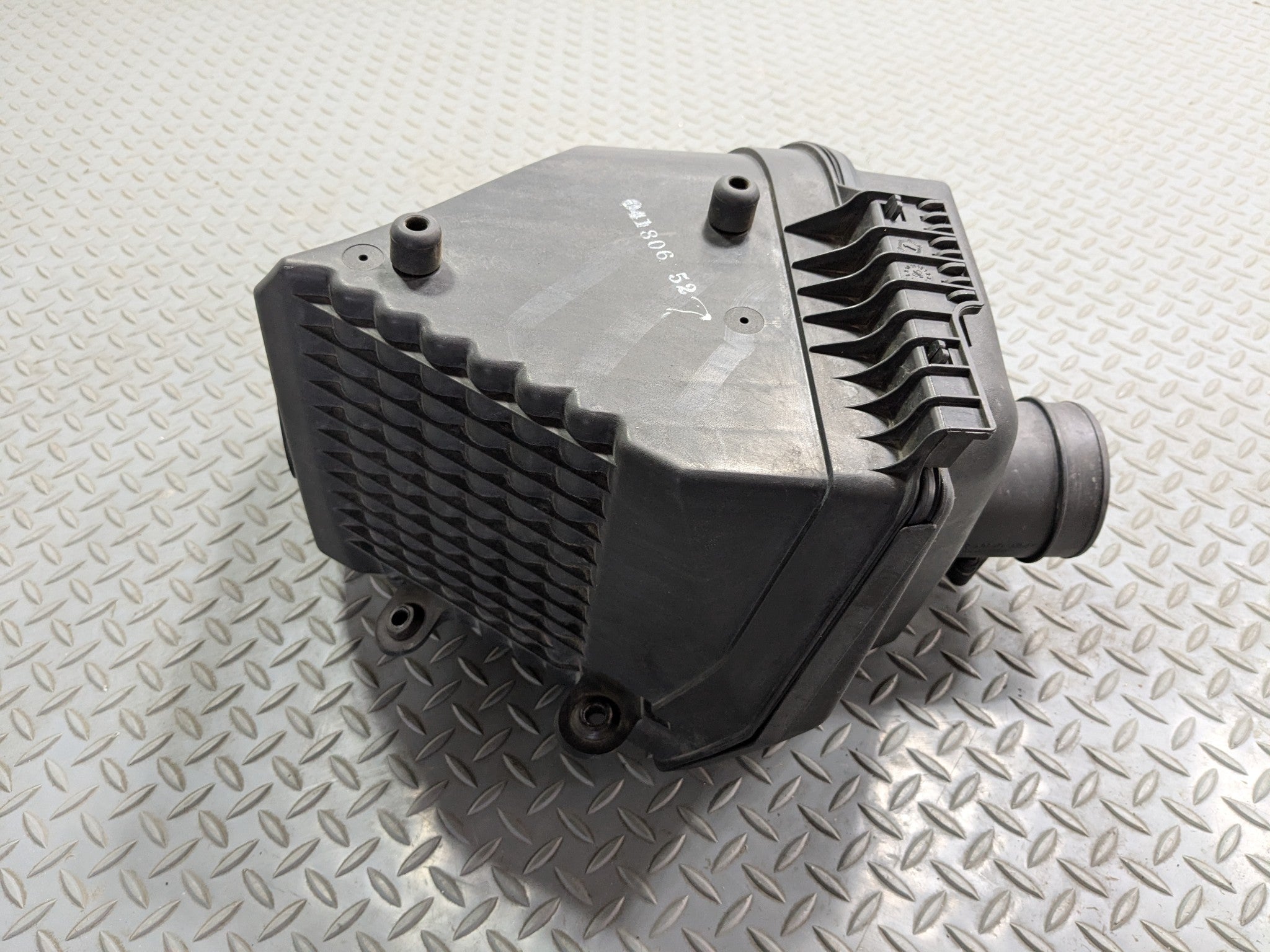 2005 - 2007 OEM CADILLAC CTS ENGINE AIR INTAKE CLEANER BOX 2.8L