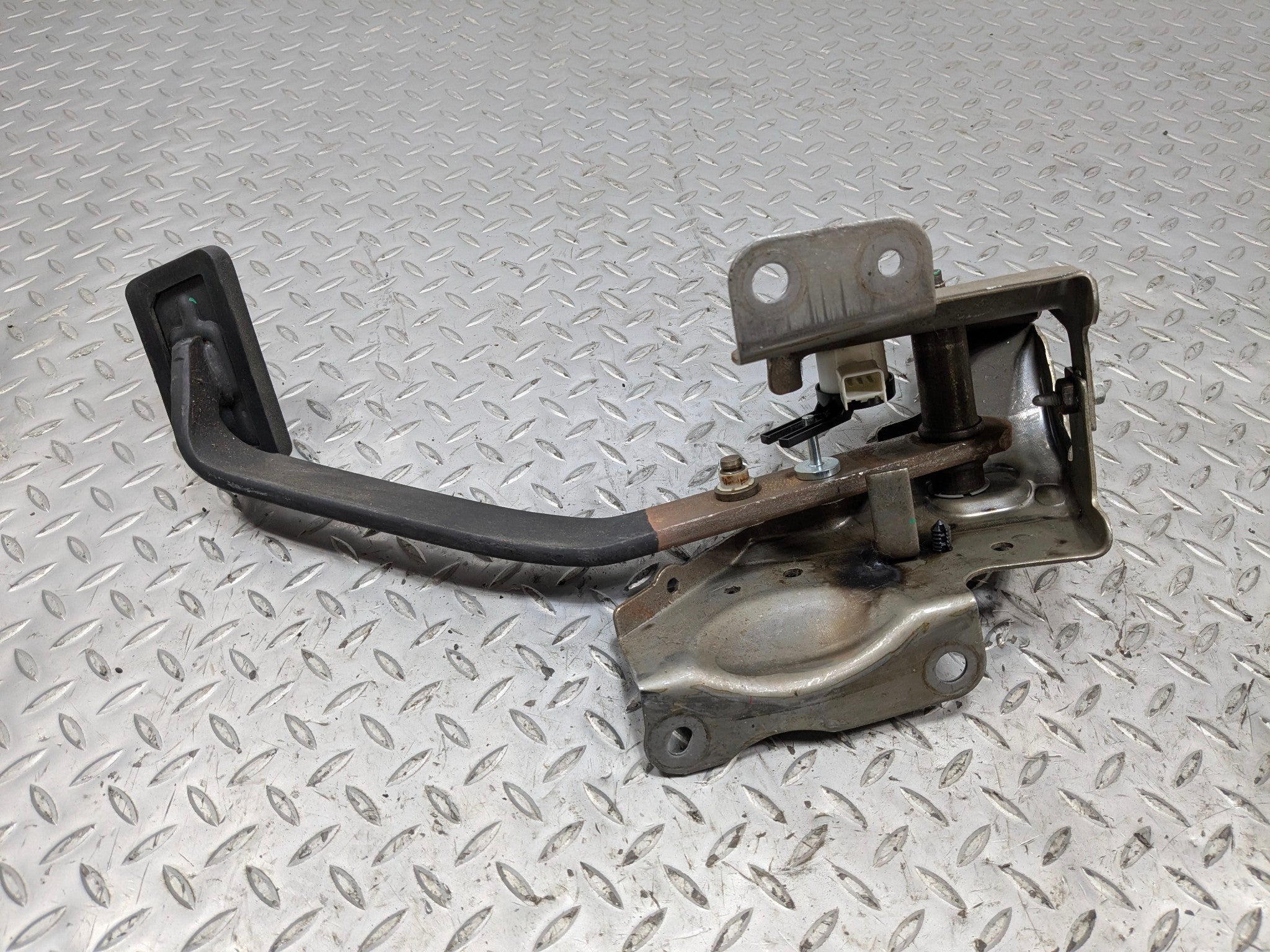 2005 - 2007 OEM CADILLAC CTS BRAKE PADEL ASSEMBLY