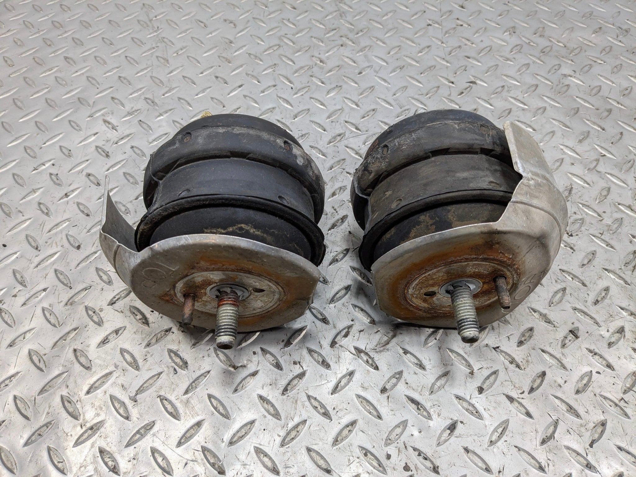 2005 - 2007 OEM CADILLAC CTS FRONT LEFT AND RIGHT SIDE ENGINE MOUNT SUPPORT