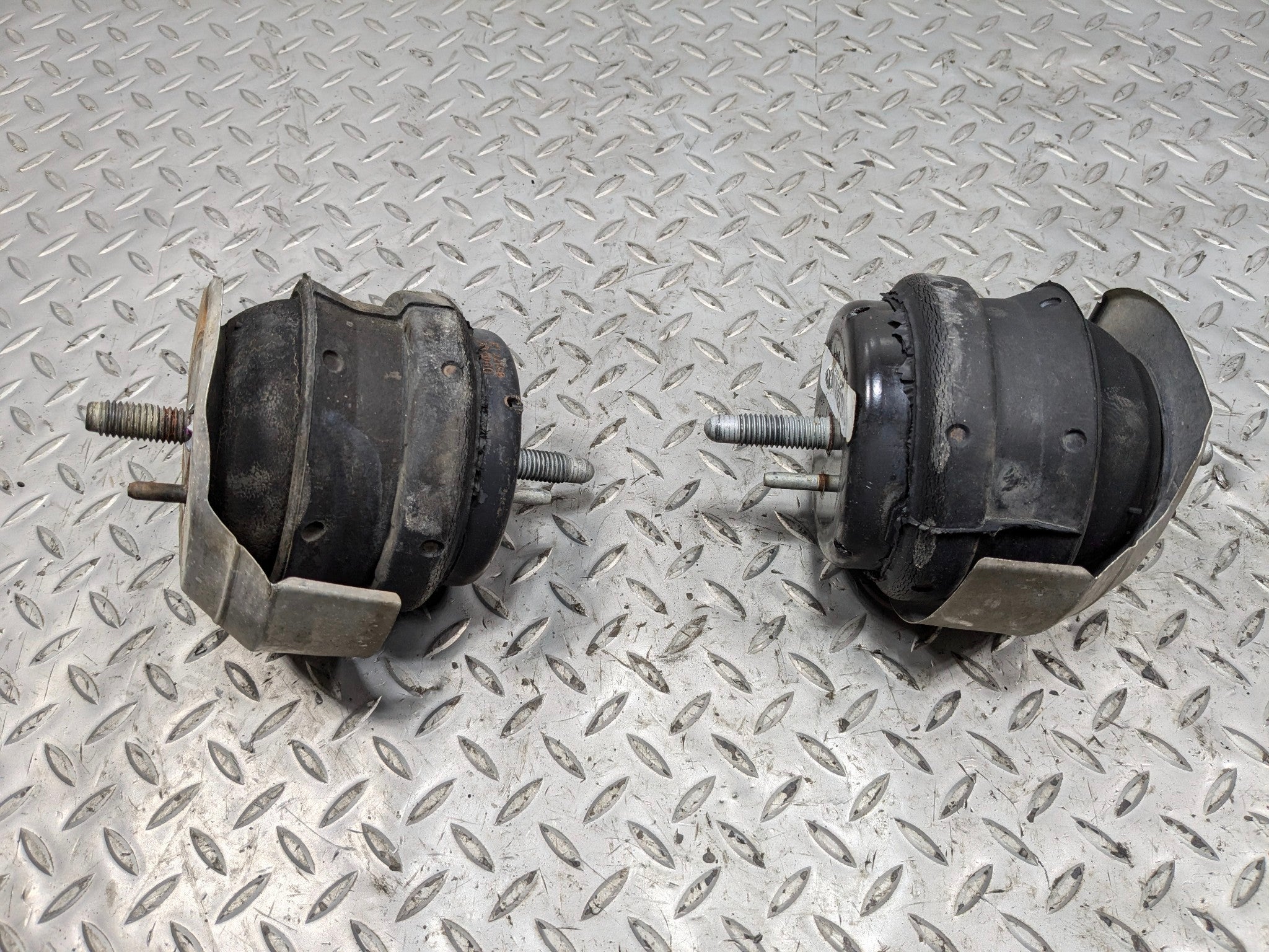 2005 - 2007 OEM CADILLAC CTS FRONT LEFT AND RIGHT SIDE ENGINE MOUNT SUPPORT