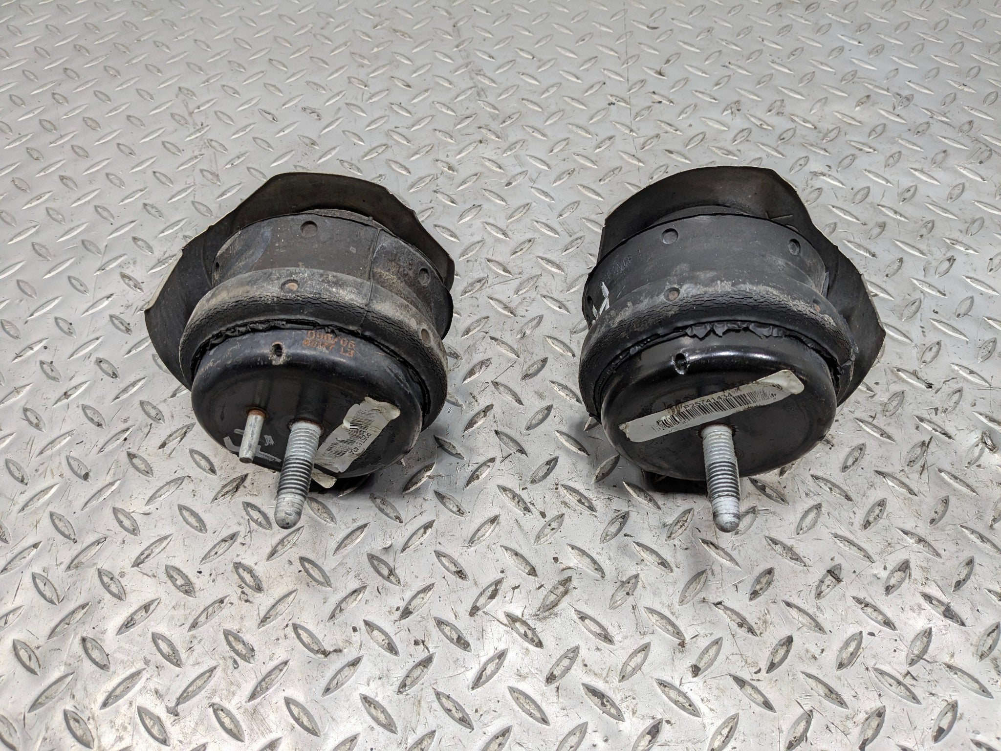 2005 - 2007 OEM CADILLAC CTS FRONT LEFT AND RIGHT SIDE ENGINE MOUNT SUPPORT