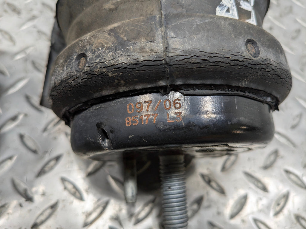 2005 - 2007 OEM CADILLAC CTS FRONT LEFT AND RIGHT SIDE ENGINE MOUNT SUPPORT
