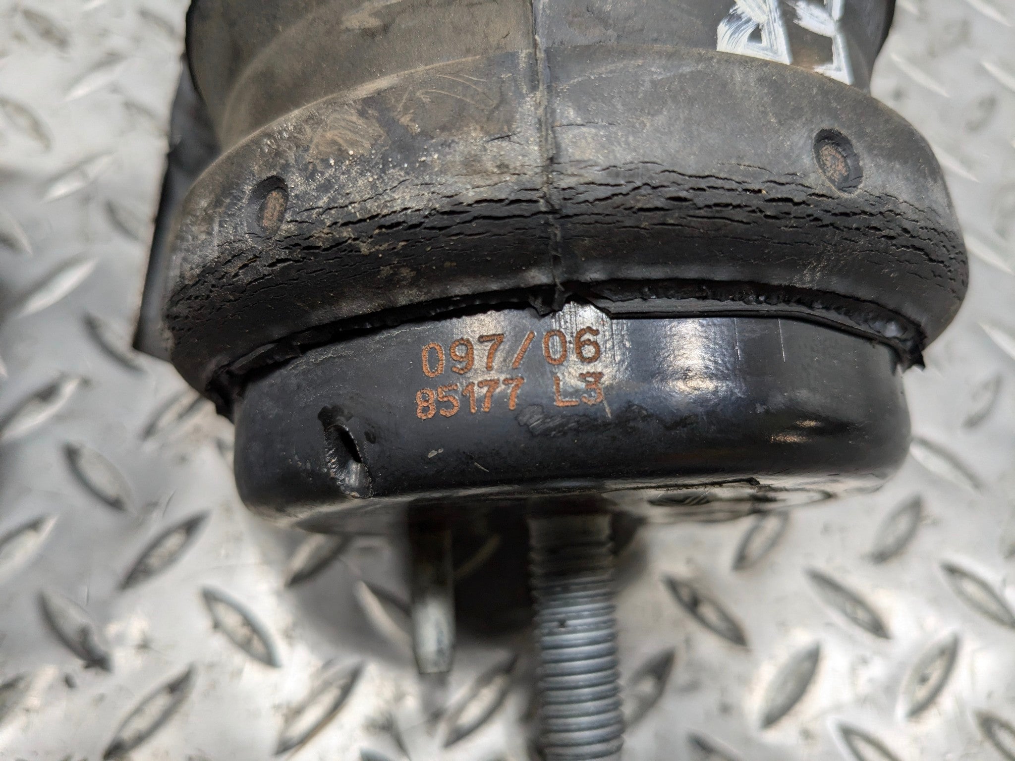 2005 - 2007 OEM CADILLAC CTS FRONT LEFT AND RIGHT SIDE ENGINE MOUNT SUPPORT