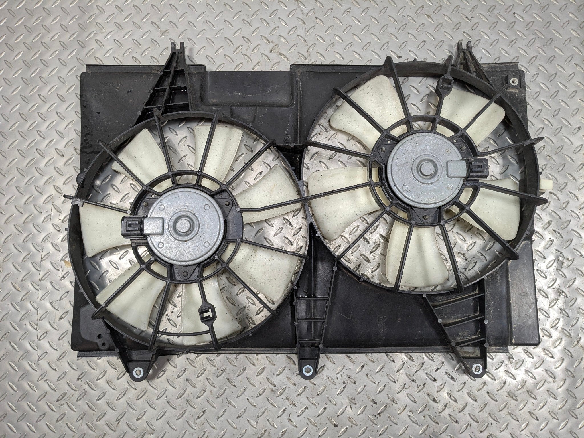 05 - 07 OEM CADILLAC CTS DUAL RADIATOR ELECTRIC COOLING MOTOR FAN WITH SHROUD