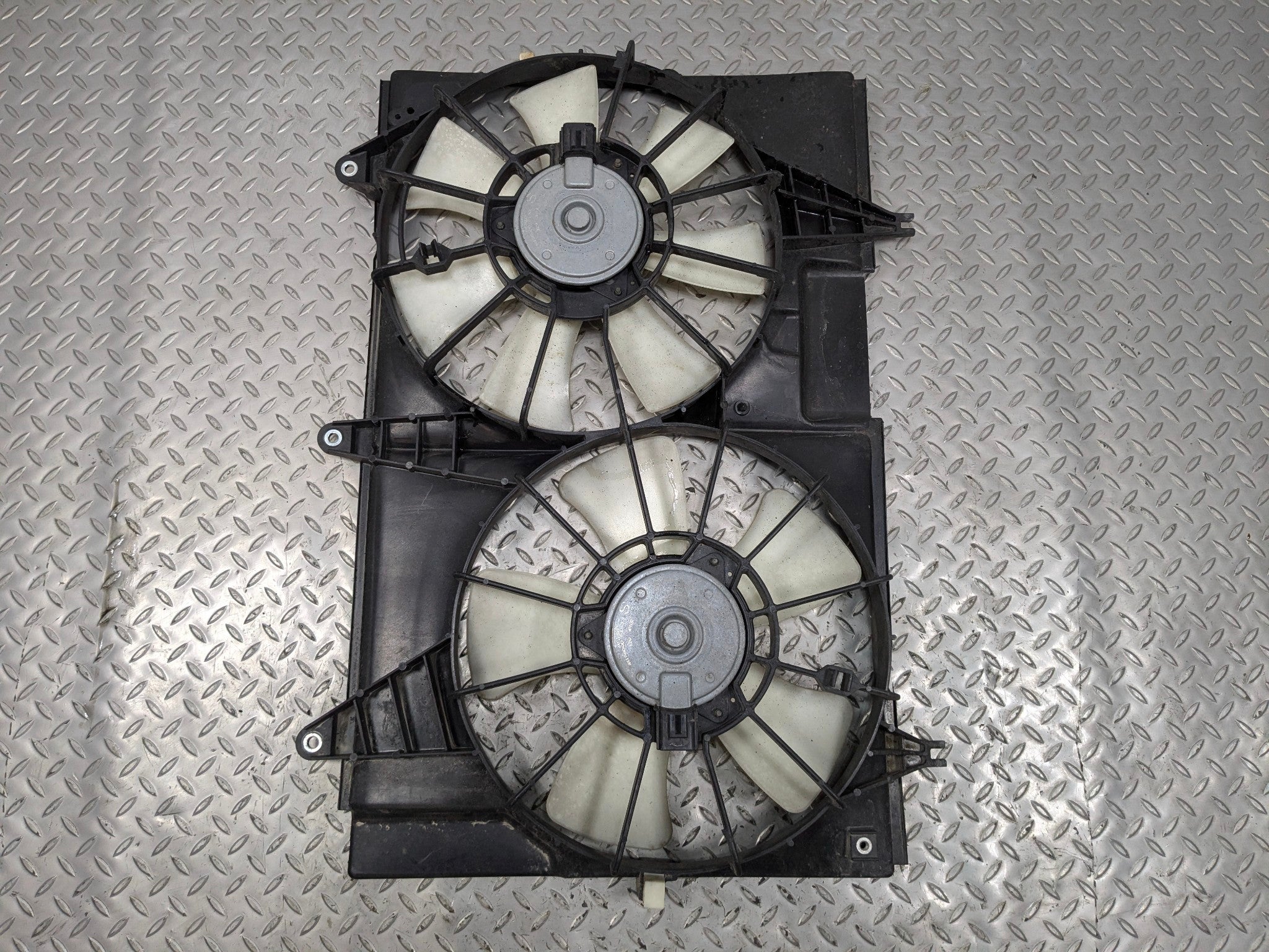 05 - 07 OEM CADILLAC CTS DUAL RADIATOR ELECTRIC COOLING MOTOR FAN WITH SHROUD